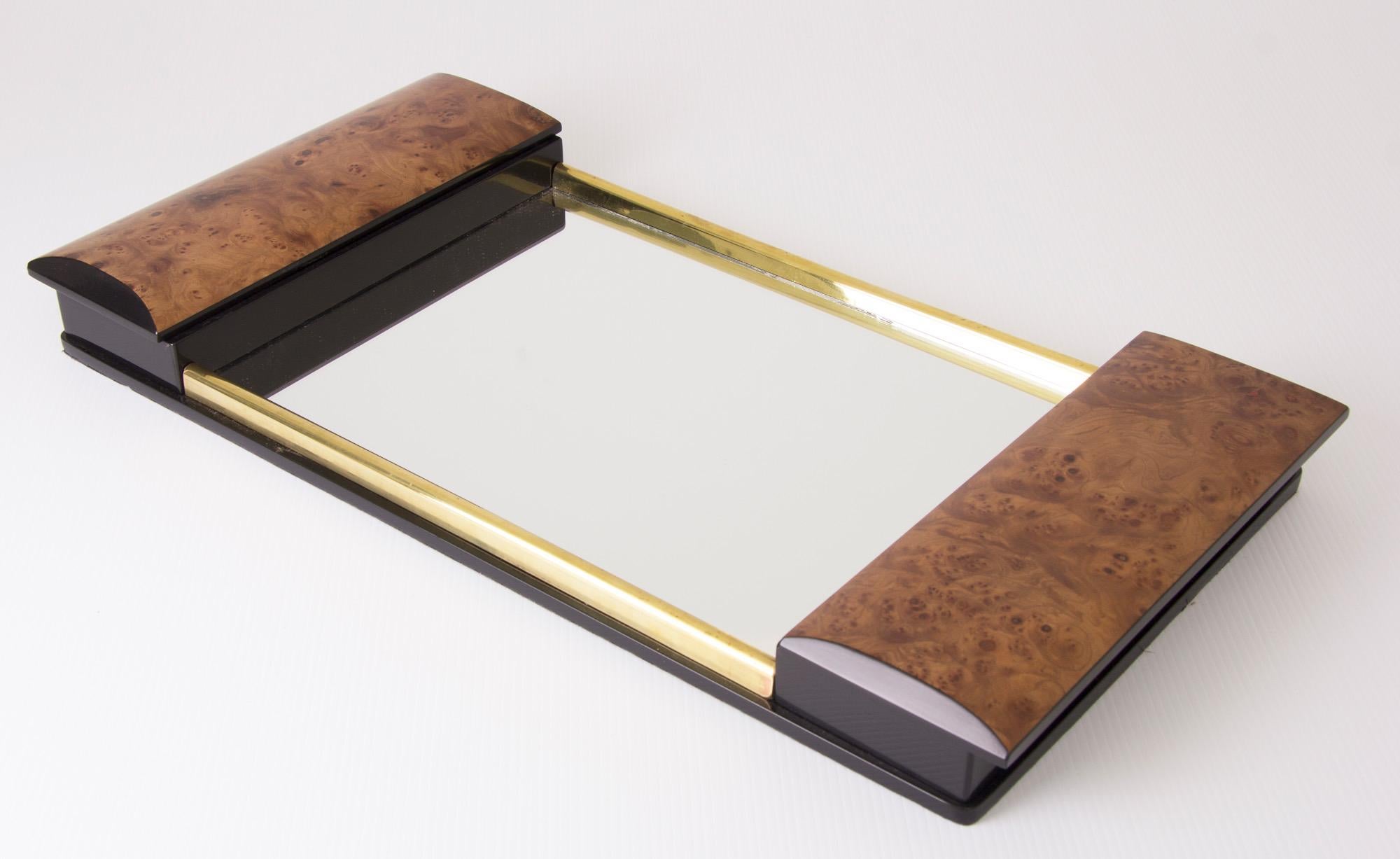 Art deco Mirror glass tray with lacquered burr elm ends which fold out to reveal ebonized compartments.
Measures: H 6 cm, W 59 cm, D 30 cm
French, circa 1930.