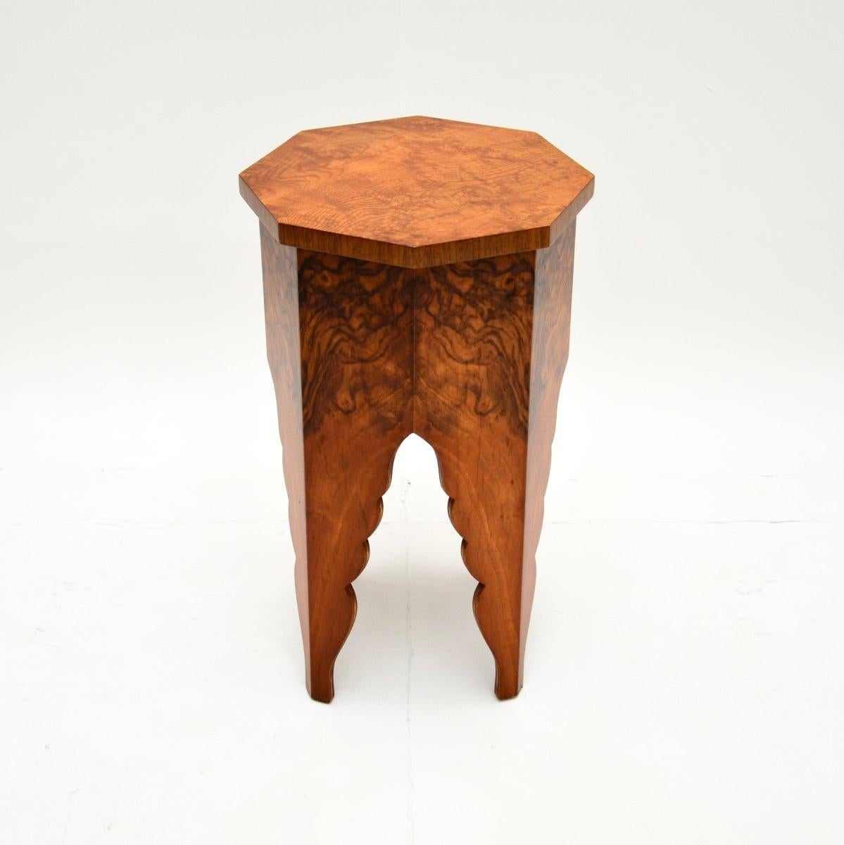 Superbe table d'appoint Art Déco en ronce de noyer et orme, fabriquée en Angleterre et datant des années 1930.

Il s'agit d'un beau design assez inhabituel, avec une influence légèrement mauresque à la base. La base présente de magnifiques veinures