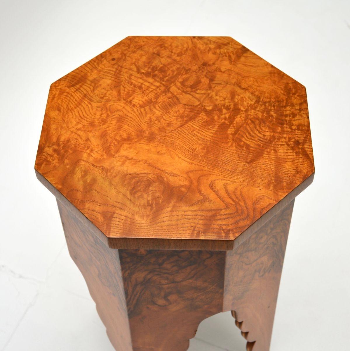 Table d'appoint Art Déco en ronce de noyer et orme Bon état - En vente à London, GB