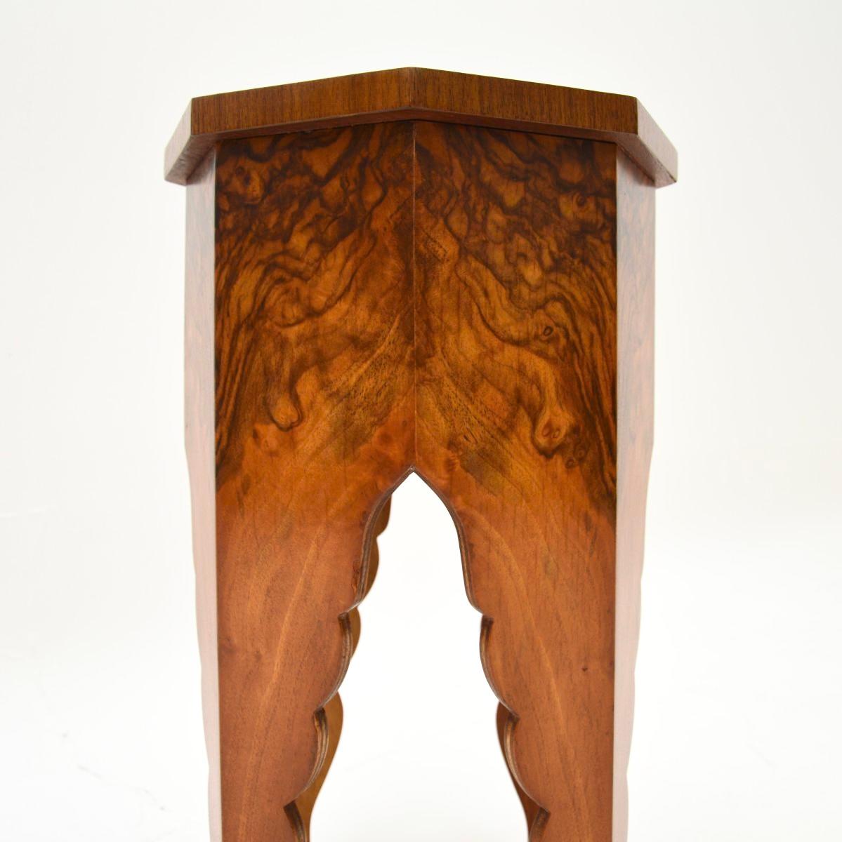 Noyer Table d'appoint Art Déco en ronce de noyer et orme en vente