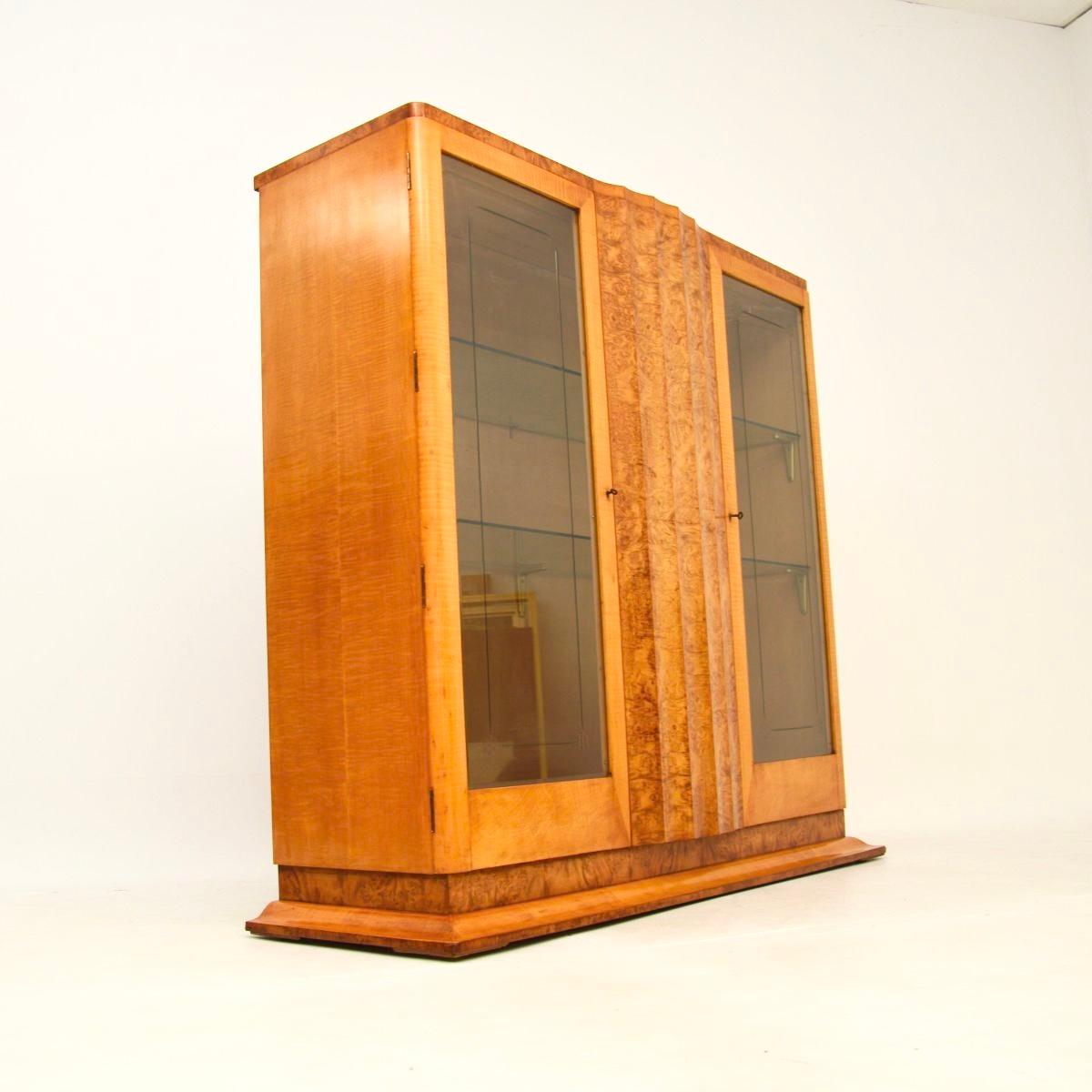 Librería / Armario Art Decó de nogal y sicomoro by Epstein Vidrio en venta