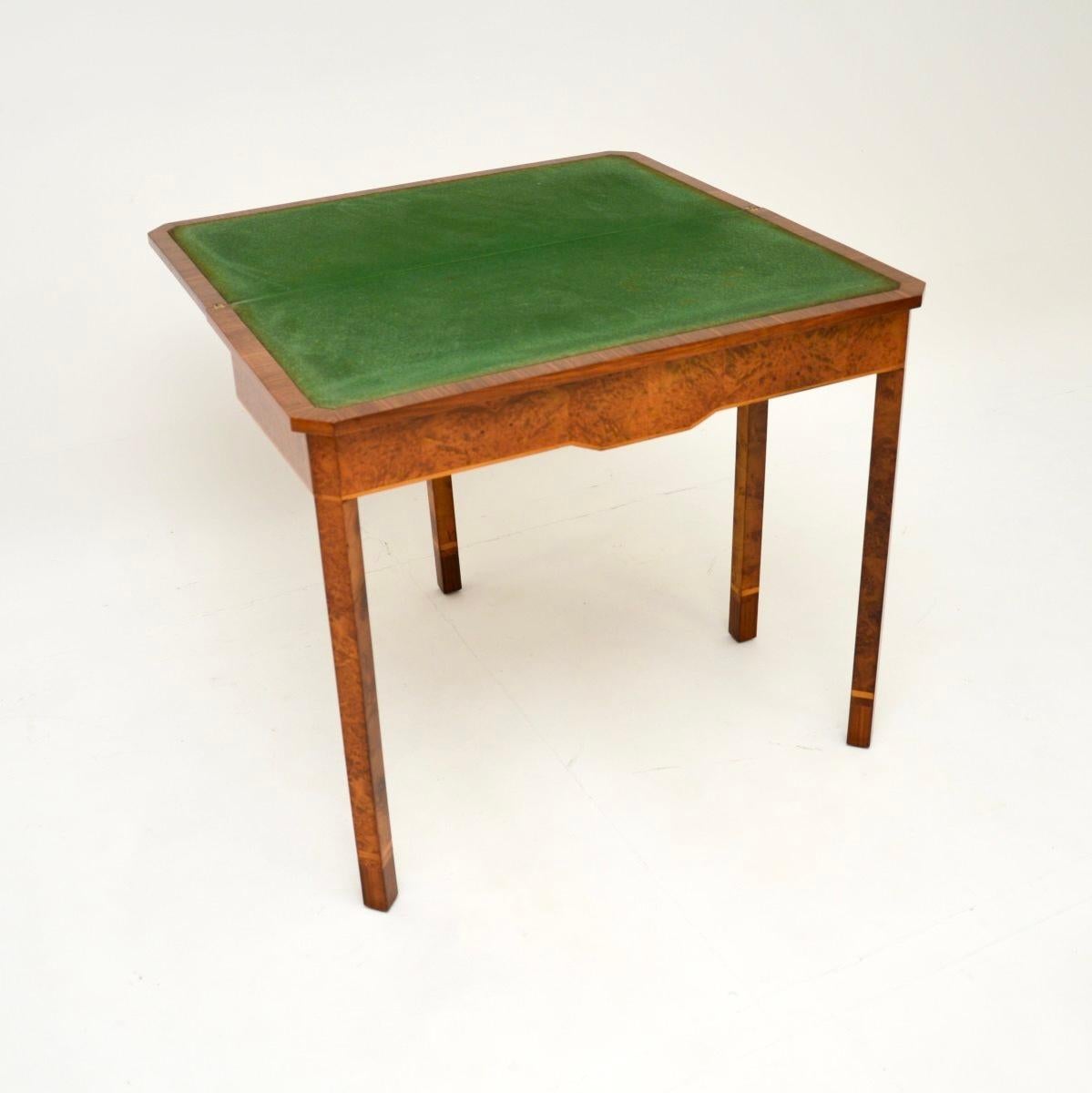 Una mesa de cartas/consola Art Decó de nogal con rebabas, elegante y muy bien hecha. Fabricado en Inglaterra, data de los años 30.

Es de una calidad excepcional, con un diseño absolutamente precioso. Es una consola excepcionalmente elegante.