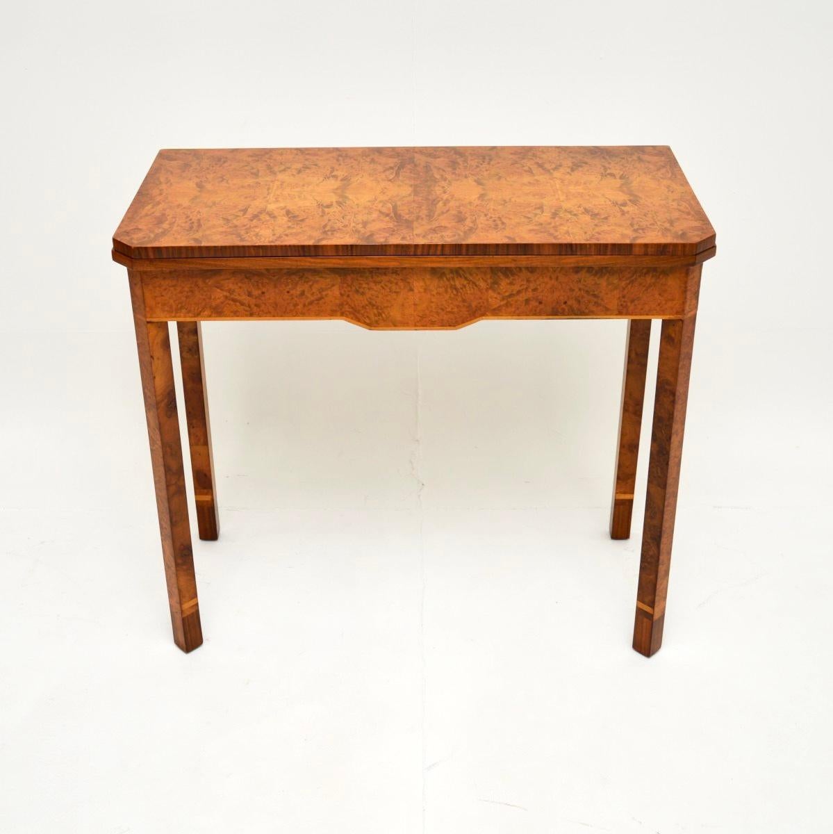 Mesa consola Art Decó de nogal con rebabas Británico en venta