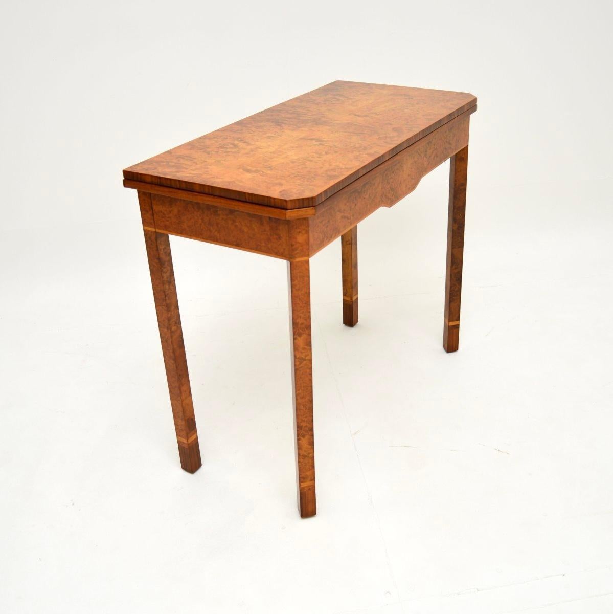 Mesa consola Art Decó de nogal con rebabas Bayeta en venta