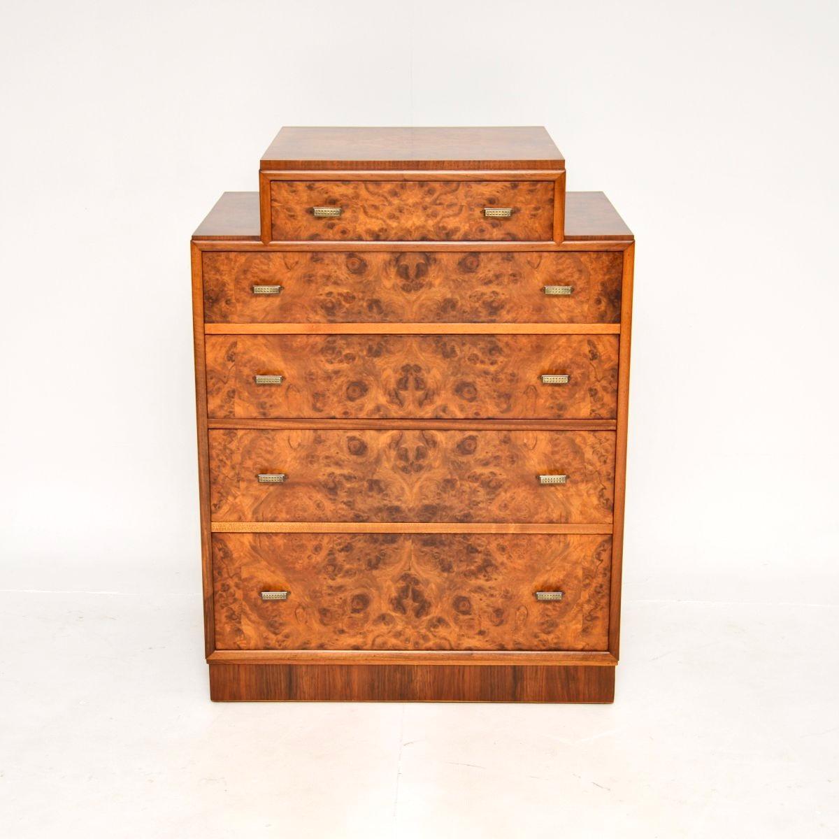 Une superbe commode Art Déco en ronce de noyer, fabriquée en Angleterre et datant des années 1930.

Il est d'une belle taille et d'une superbe qualité. Les motifs en ronce de noyer sont incroyablement beaux et les tiroirs généreux offrent de
