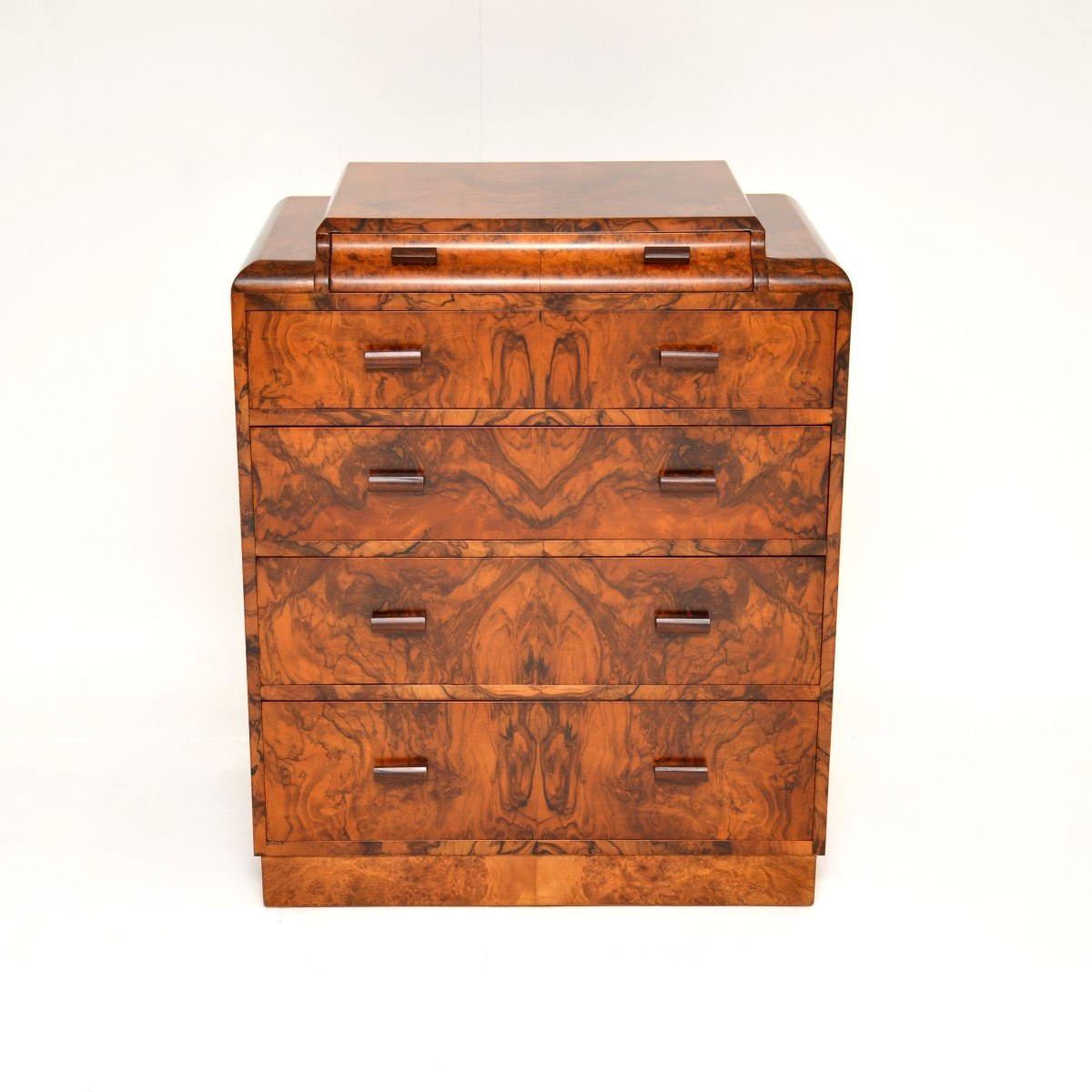 Une superbe commode Art Déco en ronce de noyer, fabriquée en Angleterre et datant des années 1930.

Il est d'une belle taille et d'une superbe qualité. Les motifs en ronce de noyer sont incroyablement beaux et les tiroirs généreux offrent de