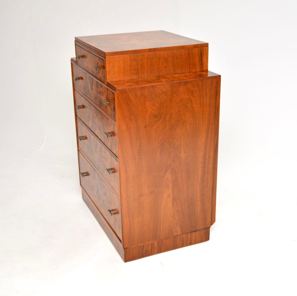 Britannique Commode Art Déco en ronce de noyer en vente