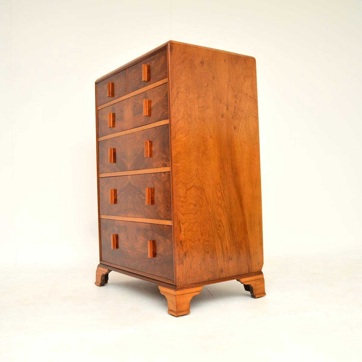 Metà XX secolo Art Deco Burr Walnut Chest of Drawers in vendita