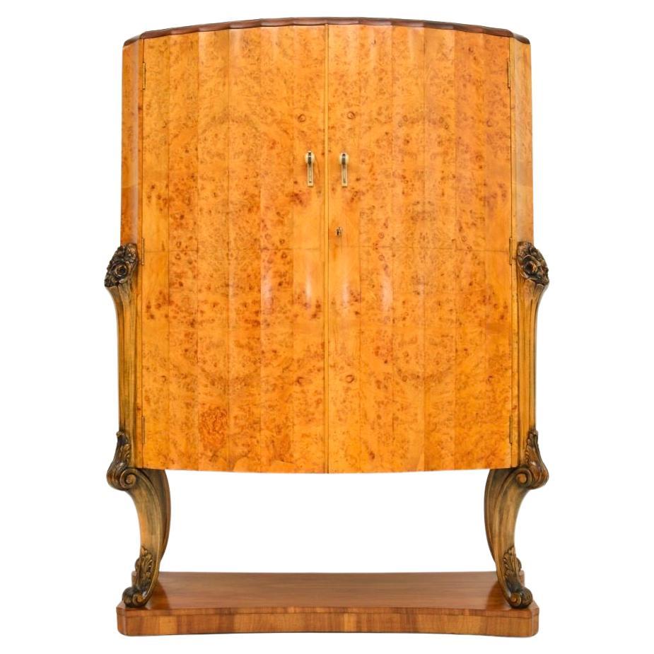 Un magnifico mobile da cocktail in radica di noce Art Déco di Epstein. Questo modello è stato prodotto in Inghilterra e risale agli anni '1920.

È di qualità eccezionale, il piano ha delle bellissime ante scanalate con maniglie in bachelite. Le