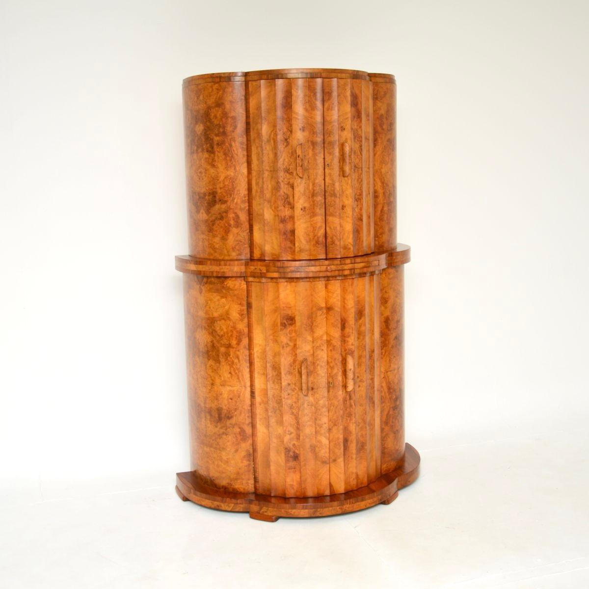 Un mobile da cocktail in radica di noce Art Deco di Epstein assolutamente straordinario. Questo modello è stato prodotto in Inghilterra e risale agli anni '1930.

La qualità è eccezionale, il design è splendido e in tipico stile Art Deco. Le sezioni