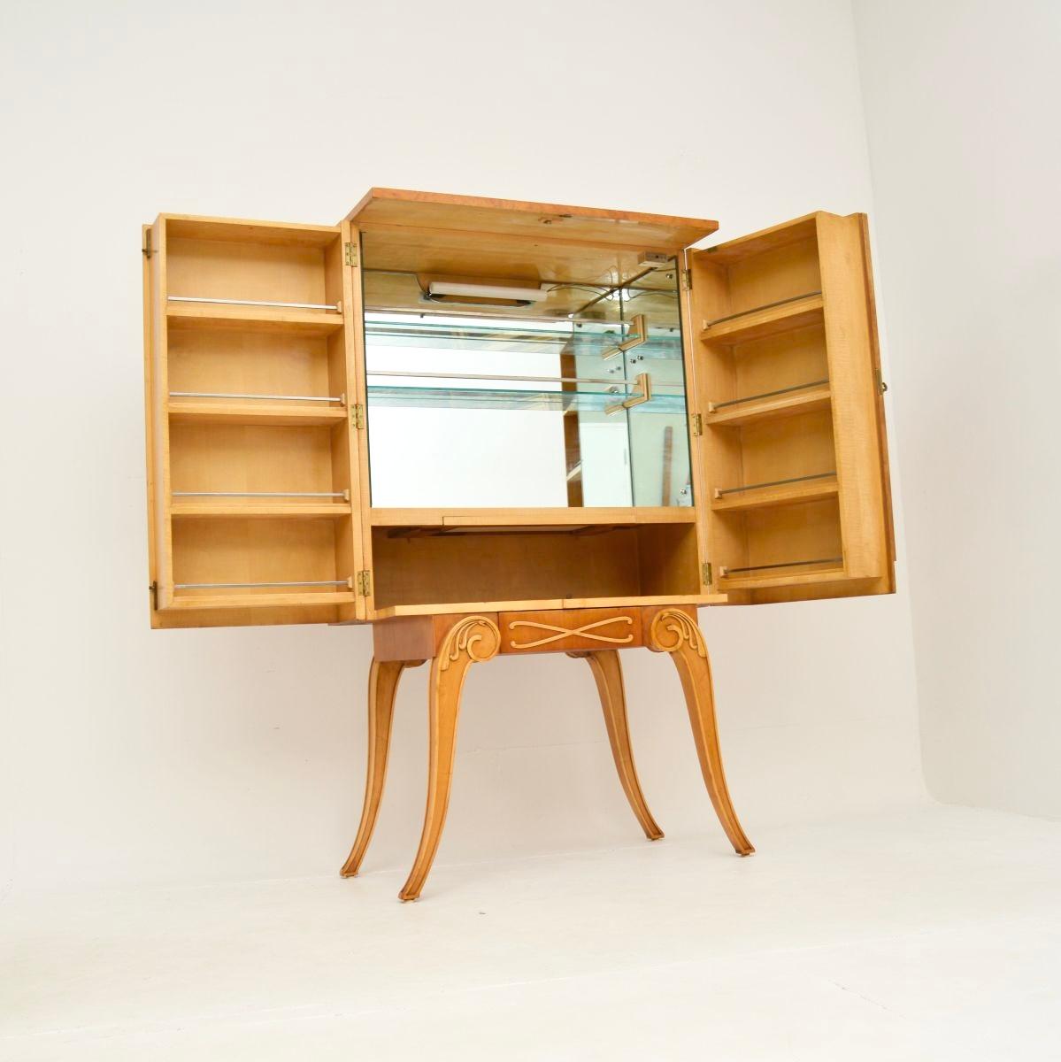 Una elegante y excepcionalmente bien hecha vitrina de cócteles Art Decó de nogal de Hille, de la década de 1930.

Es de una calidad excepcional y tiene un diseño precioso. Se apoya en unas hermosas patas con volutas, los frentes de las puertas son