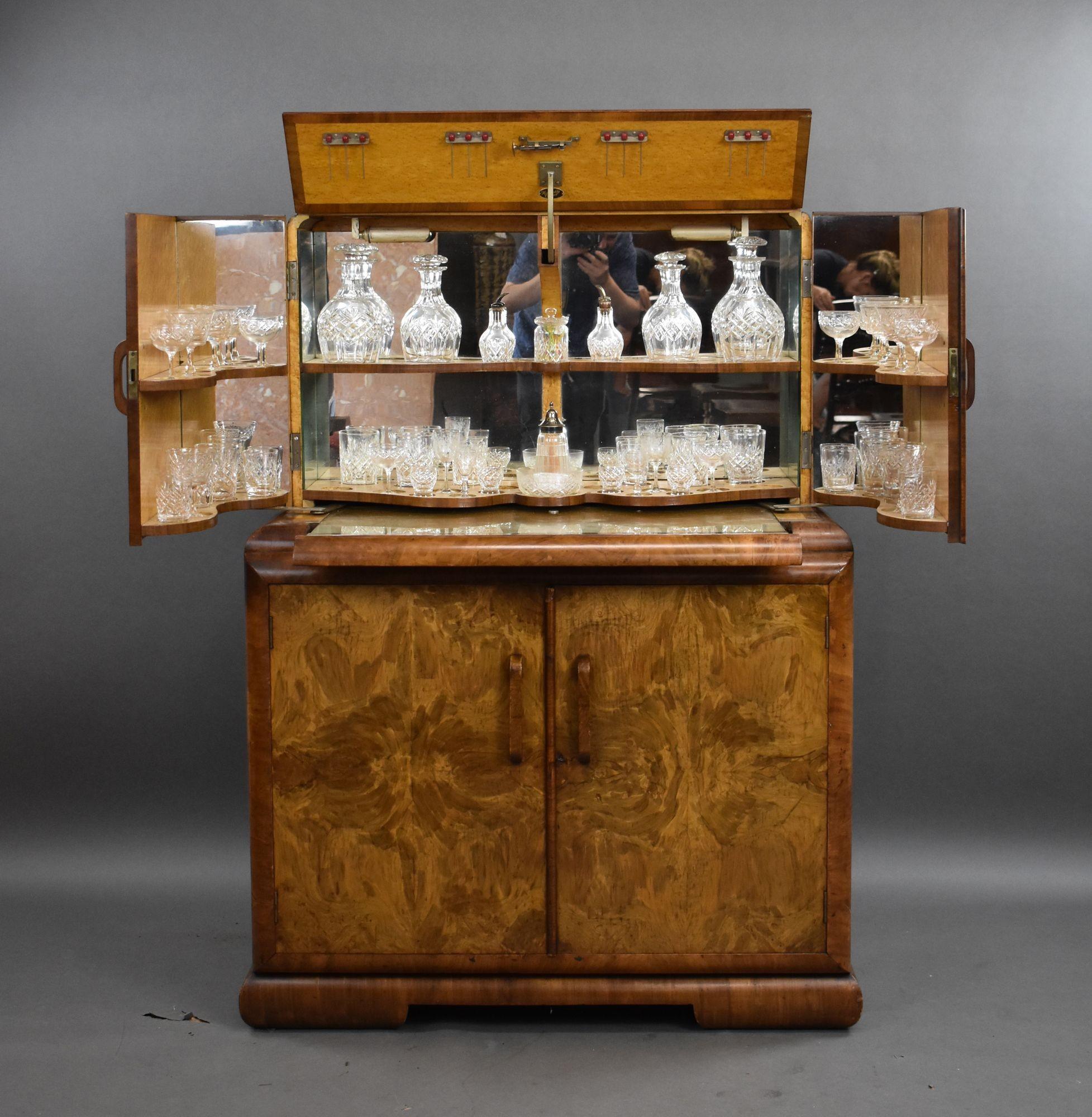 Mueble Cocktail Art Decó de Nogal Rebabas
Código del artículo: S27-1079
Un excepcional mueble de cóctel Art Decó, fabricado en nogal con un llamativo veteado a juego y bordes suavemente redondeados. El armario superior se abre para revelar un
