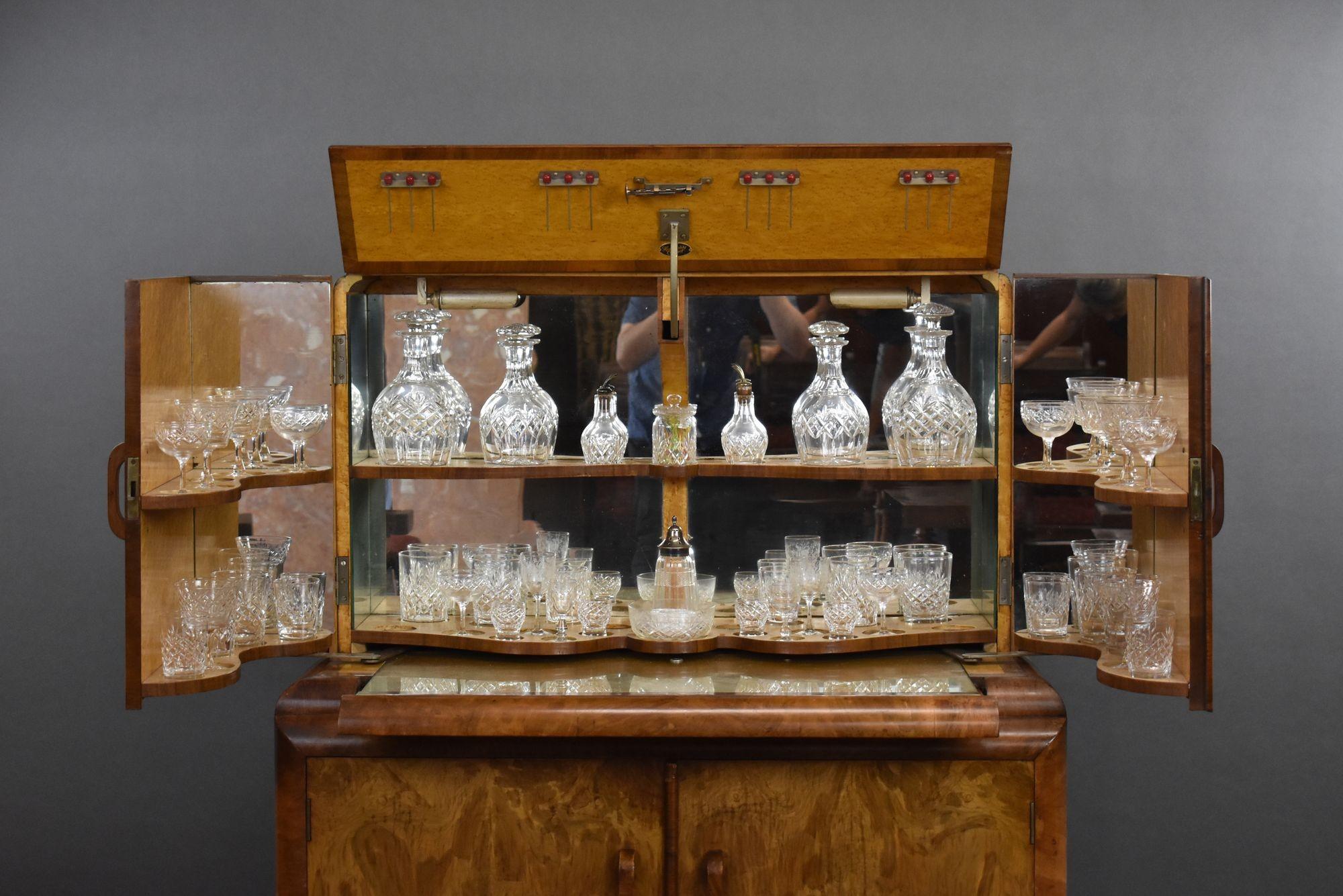 Mueble Cocktail Art Decó de Nogal Rebabas en venta 1
