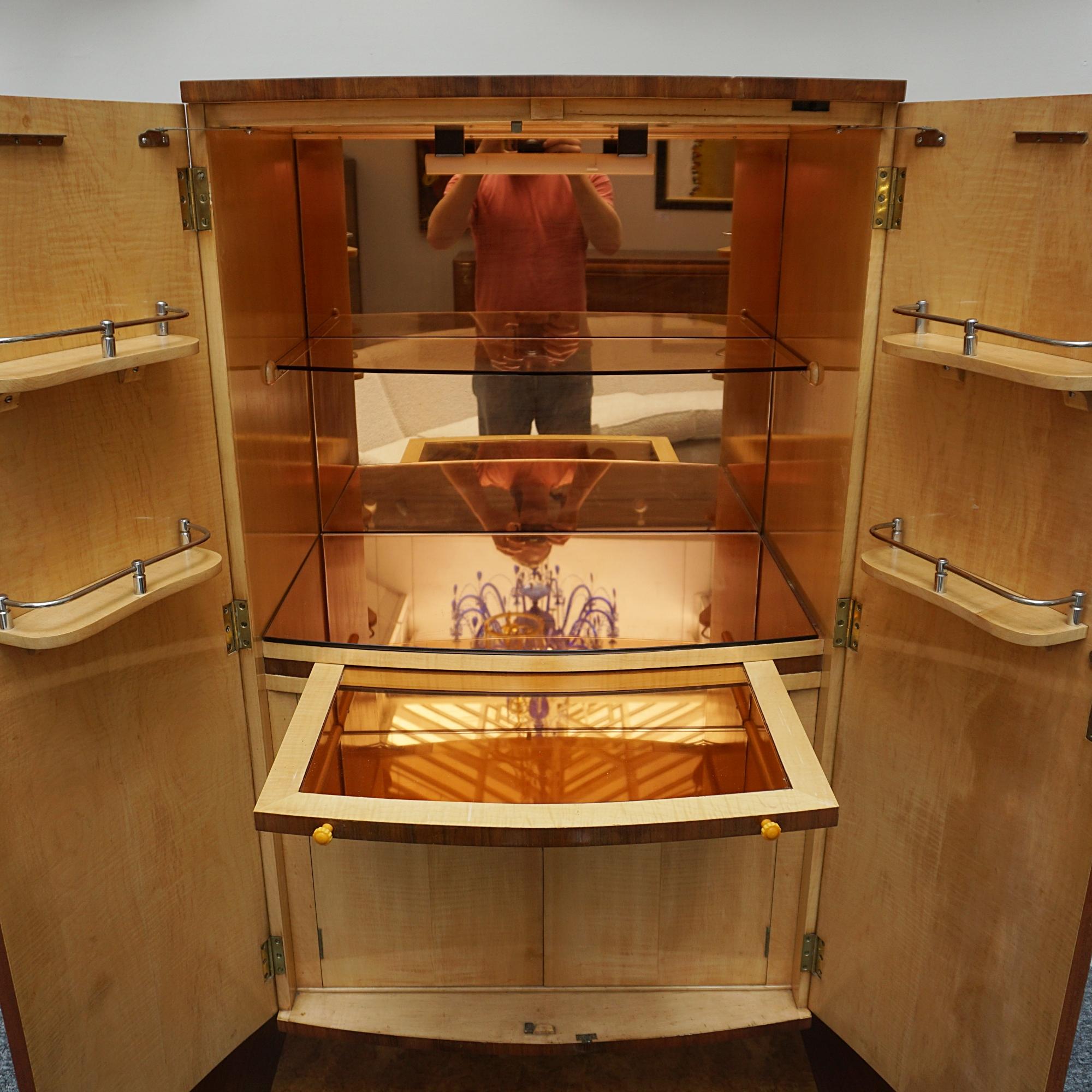 Art Deco Burr Walnut Cocktail Cabinet with Mirrored Lit Interior In Excellent Condition In Forest Row, East Sussex