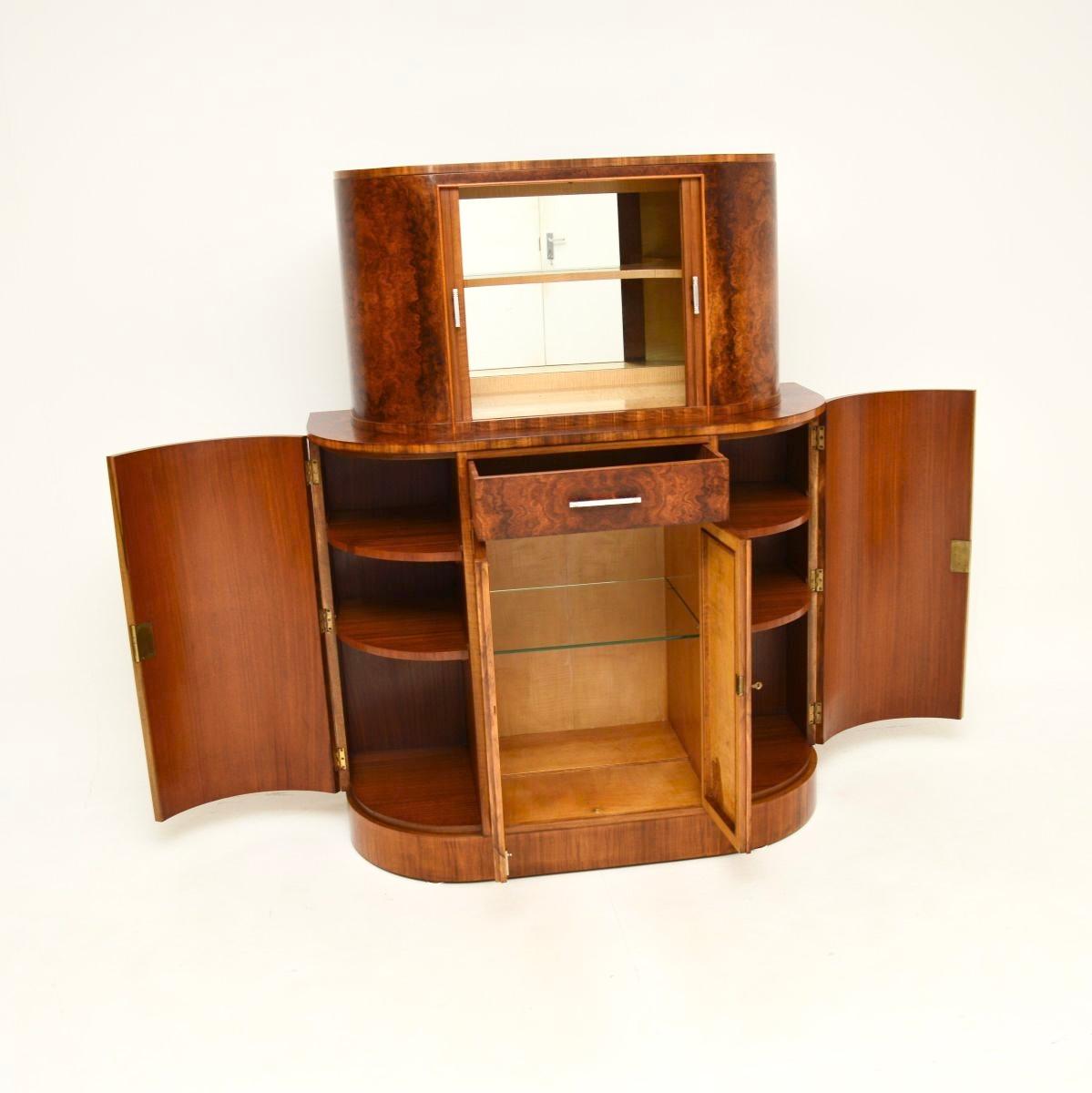 Un elegante e imponente mobile da cocktail in radica di noce Art Déco. Questo modello è stato prodotto in Inghilterra e risale agli anni '1930.

La qualità è eccezionale, questo mobile è realizzato in modo eccellente e presenta una meravigliosa
