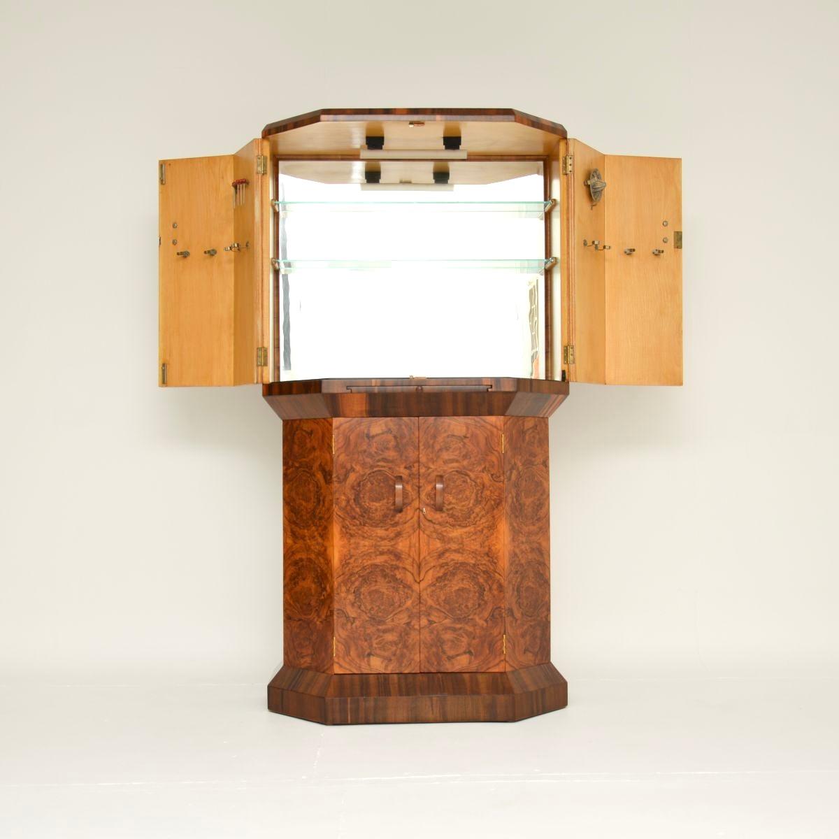 Un magnifico mobile da cocktail in radica di noce Art Déco di altissimo livello. Questo modello è stato prodotto in Inghilterra e risale agli anni '1930.

Ha un design assolutamente straordinario, con un piano sporgente, un interno splendidamente
