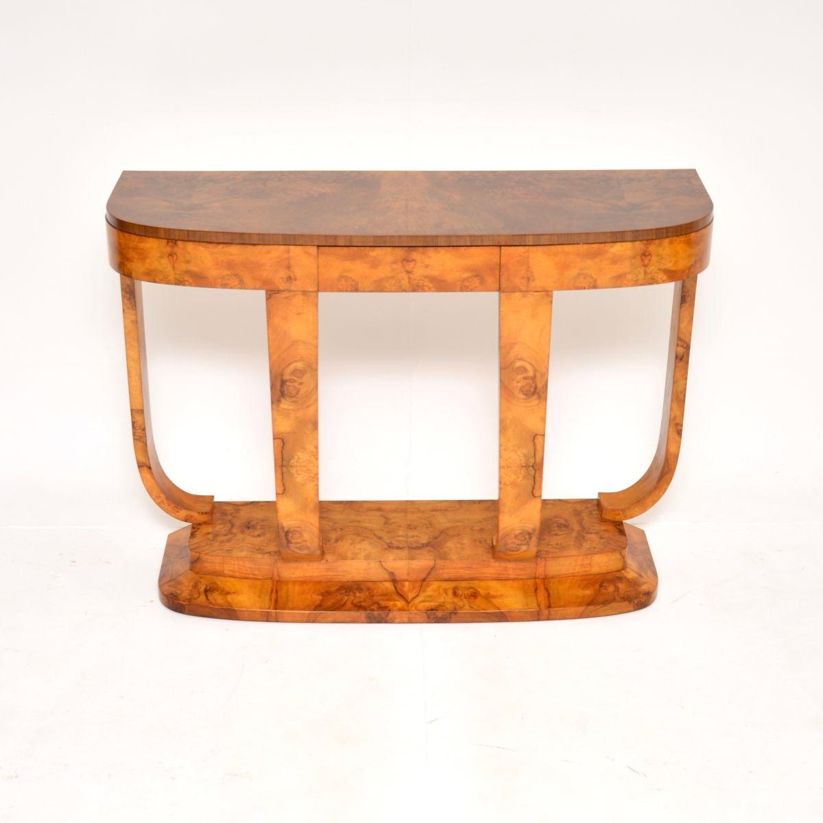 Une spectaculaire console en ronce de noyer Art Déco par Hille, de la plus haute qualité. Fabriqué en Angleterre, il est accompagné de la documentation originale qui le date de 1934.

D'une qualité exceptionnelle, il présente un design magnifique,