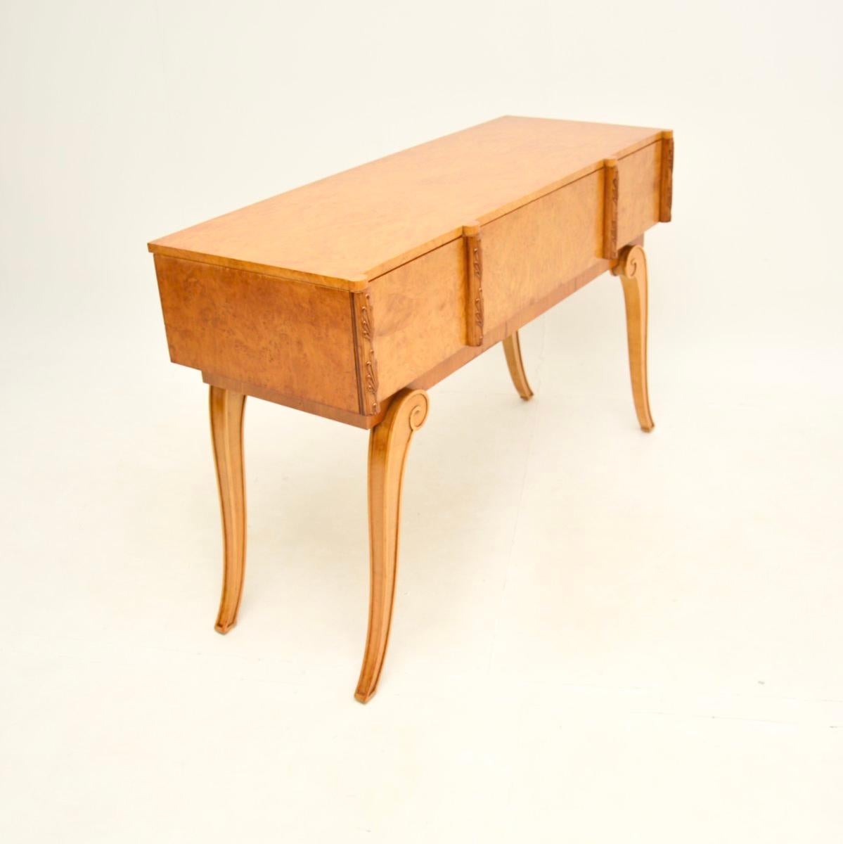 An exceptional Art Deco burr walnut console table by Hille. This was made in England, it dates from the 1920’s.

The quality is outstanding, this is incredibly well made and is a very useful size. There are stunning burr walnut grain patterns, it