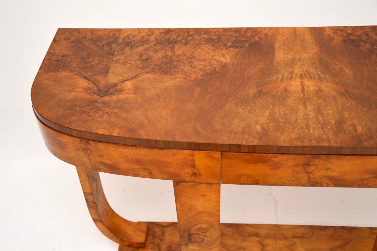 Milieu du XXe siècle Table console art déco en ronce de noyer par Hille en vente