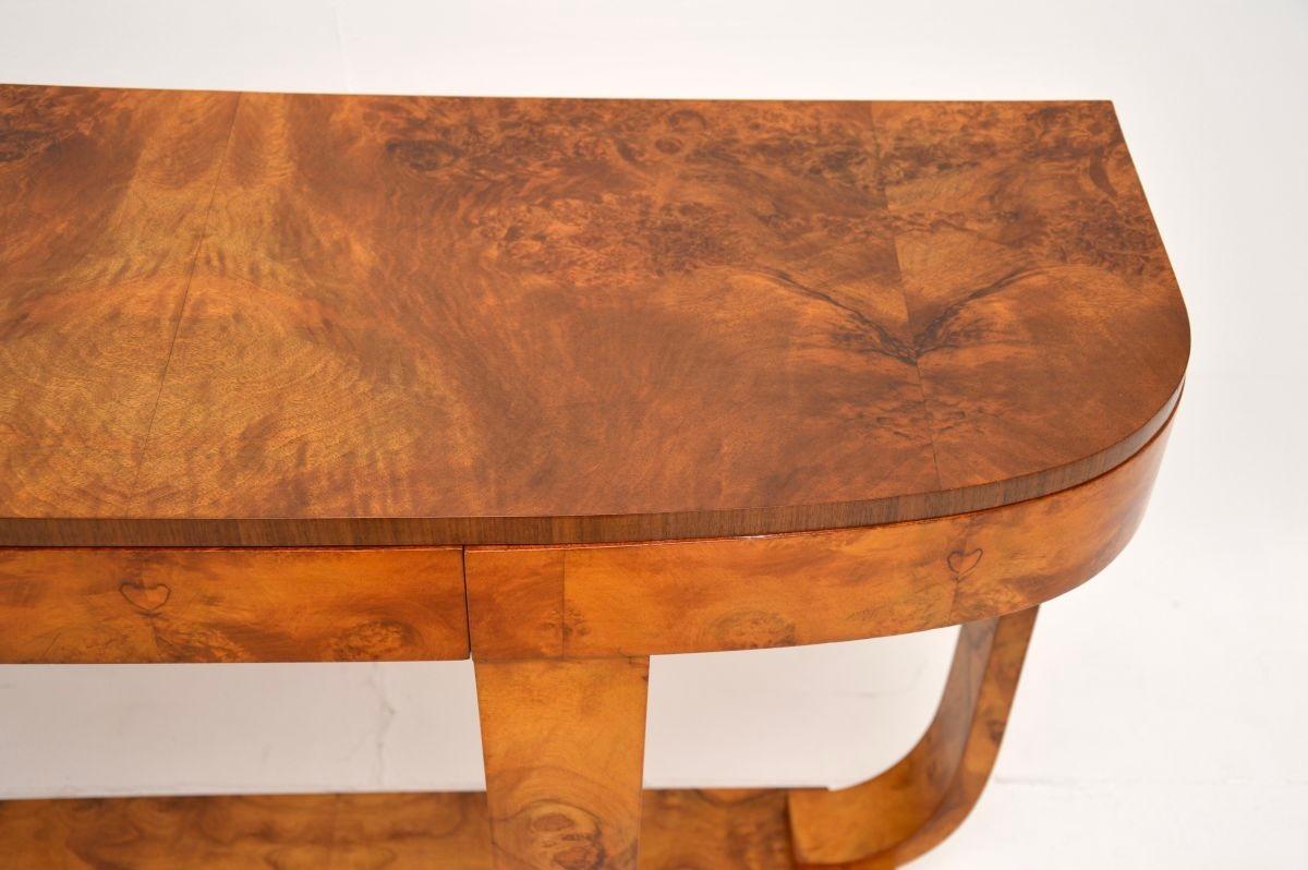 Noyer Table console art déco en ronce de noyer par Hille en vente