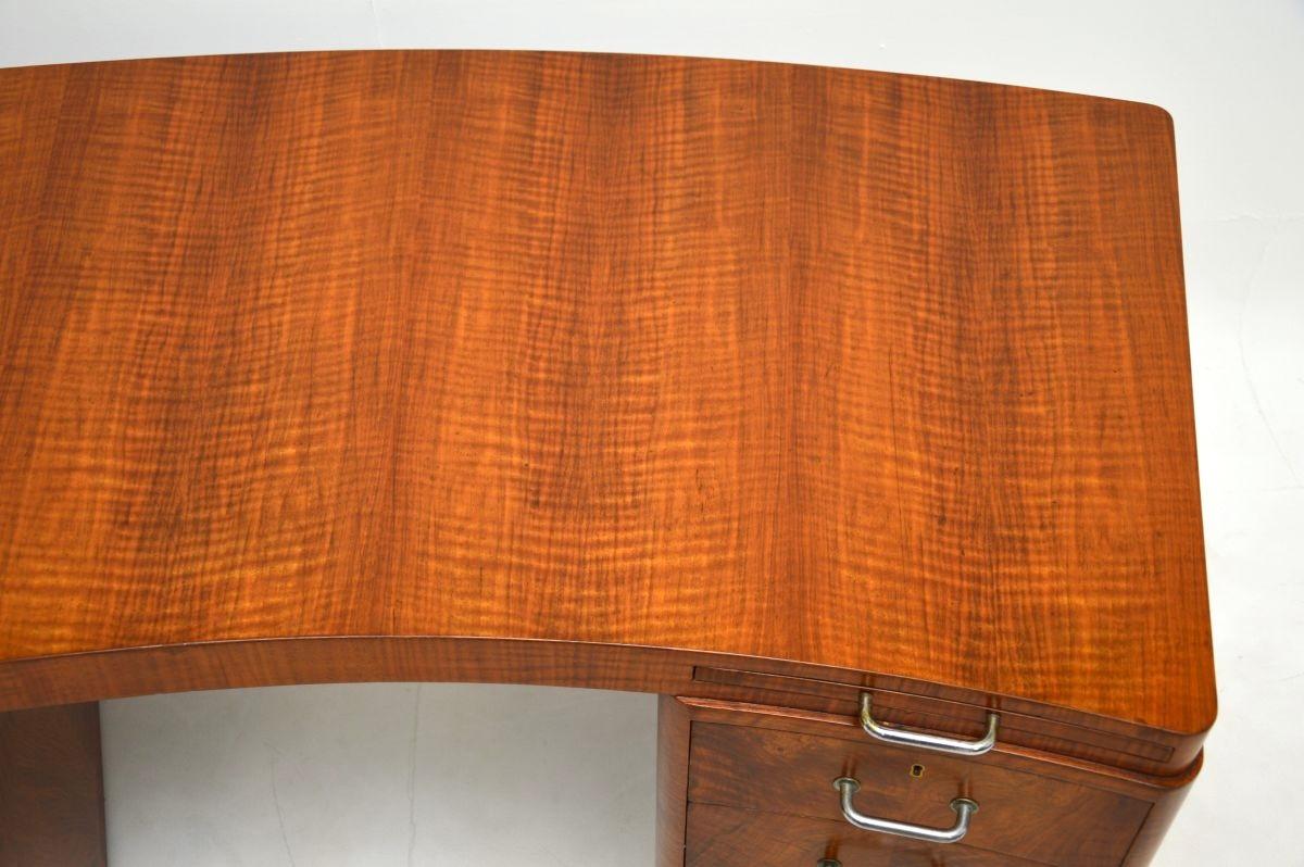 Escritorio Art Decó de nogal con rebabas de Hampton's of Pall Mall en venta 4