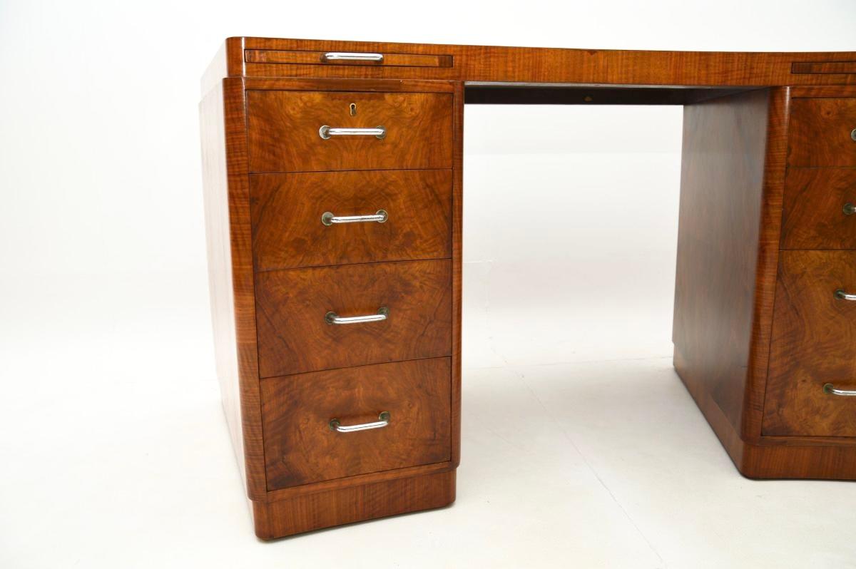 Escritorio Art Decó de nogal con rebabas de Hampton's of Pall Mall en venta 5