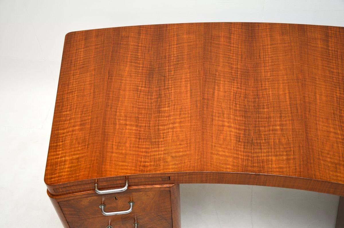 Escritorio Art Decó de nogal con rebabas de Hampton's of Pall Mall en venta 3