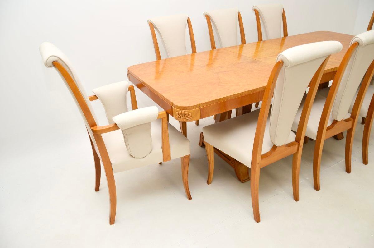 Magnifique table et chaises de salle à manger Art Déco en ronce de noyer par Hille. Cette suite a été fabriquée en Angleterre et date des années 1920.

La qualité est exceptionnelle, la table et les chaises sont magnifiquement conçues et sont