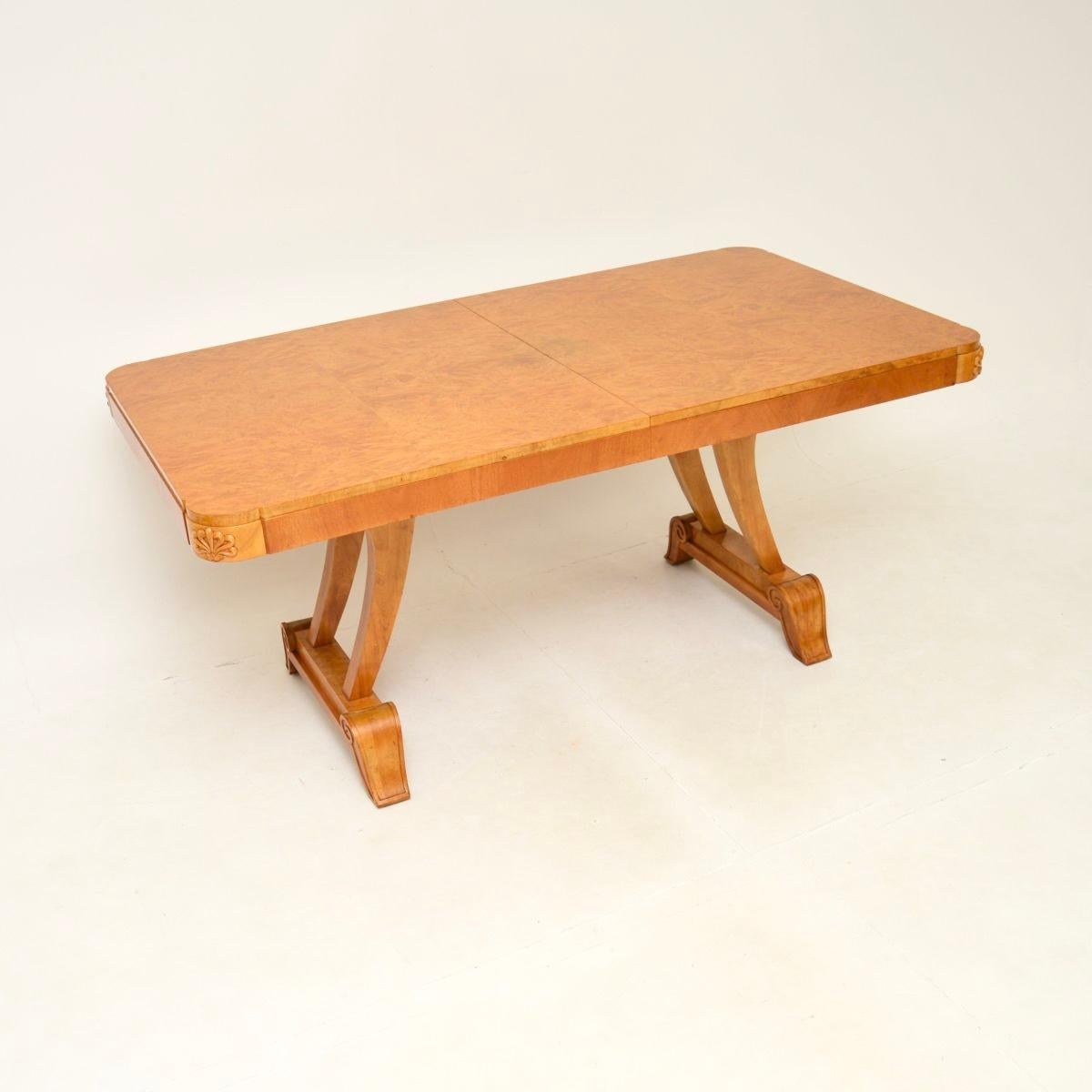 Début du 20ème siècle Table et chaises de salle à manger Art déco en ronce de noyer par Hille en vente
