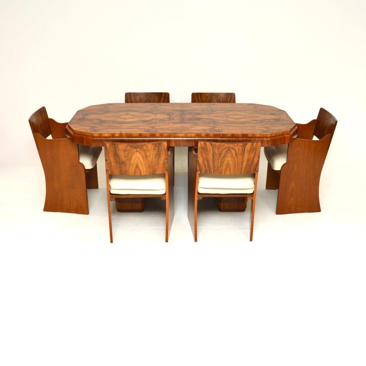 Table et chaises de salle à manger en ronce de noyer d'origine Art déco, datant des années 1930, absolument magnifiques.

La qualité est exceptionnelle, ce produit est extrêmement bien fabriqué et magnifiquement conçu. Les chaises ont de magnifiques