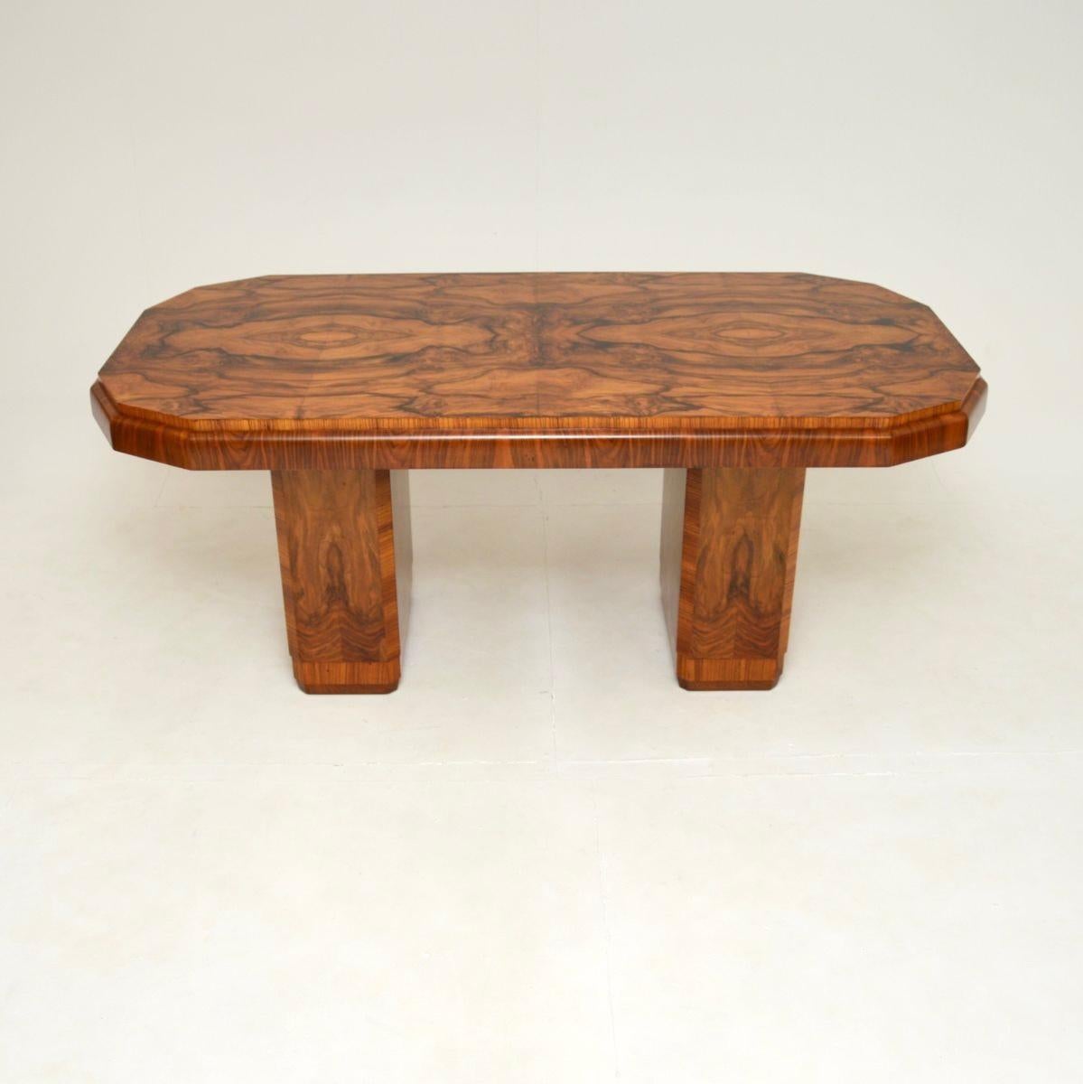 Britannique Art Deco Burr Walnut Dining Table and Chairs en vente