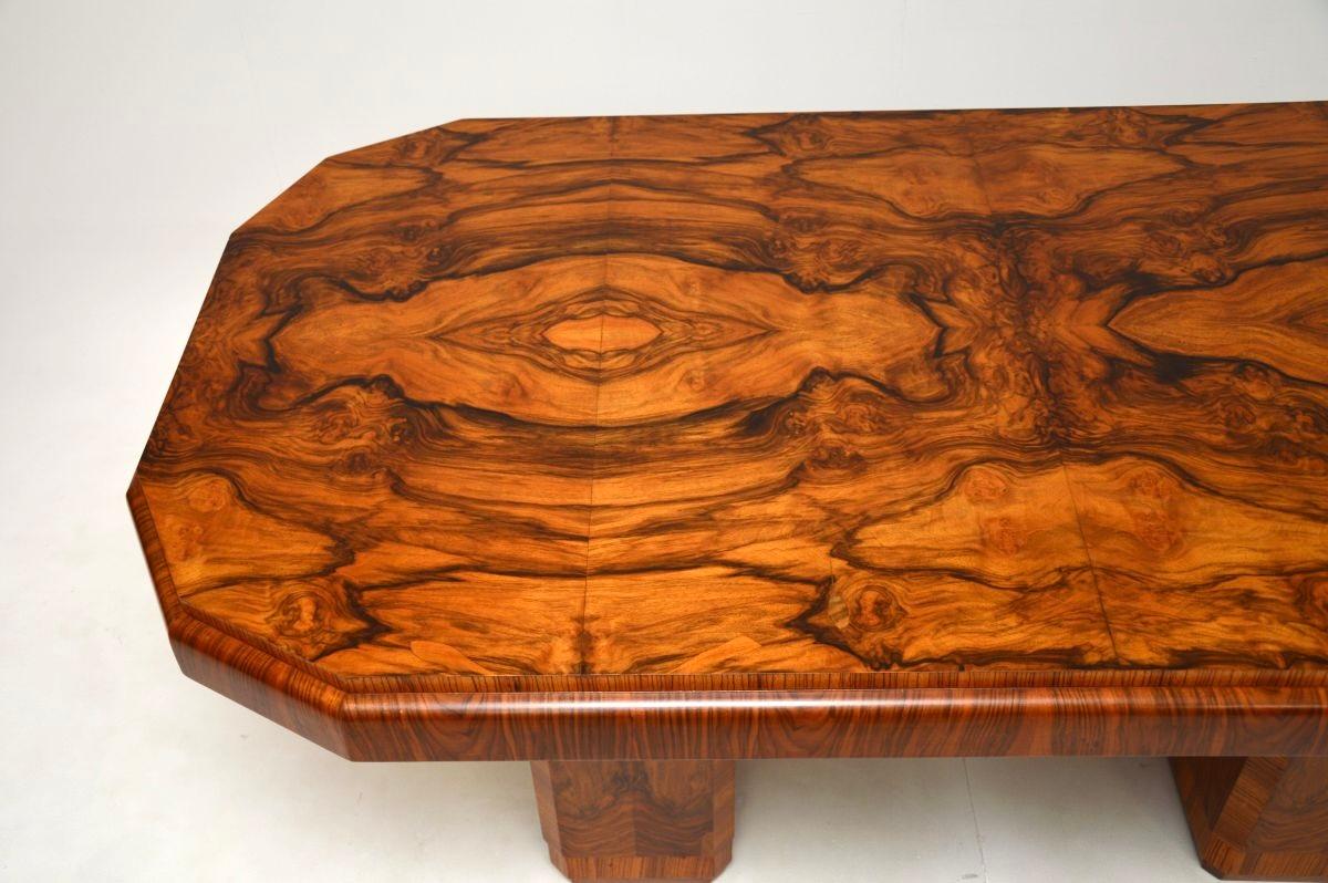 Art Deco Burr Walnut Dining Table and Chairs Bon état - En vente à London, GB