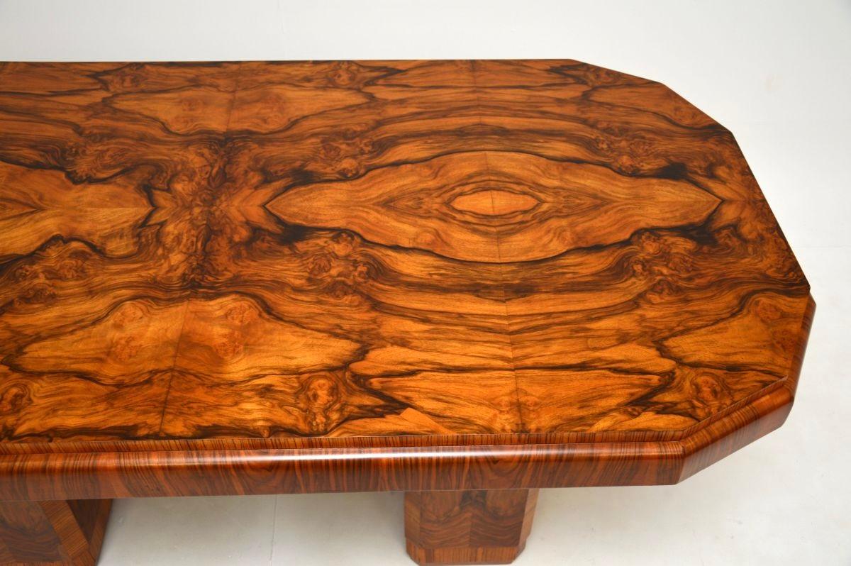 Milieu du XXe siècle Art Deco Burr Walnut Dining Table and Chairs en vente