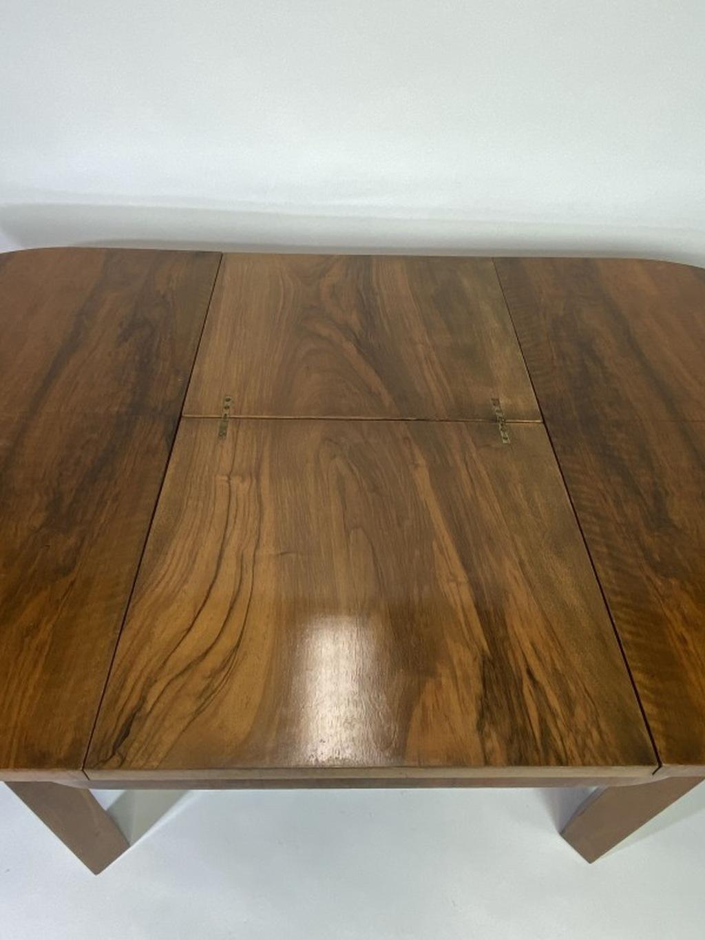 Table de salle à manger Art Déco en ronce de noyer Excellent état - En vente à Banská Štiavnica, SK