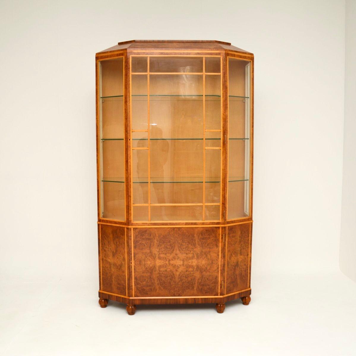 Excepcional vitrina Art Decó de nogal con rebabas, fabricada en Inglaterra y datada en la década de 1930.

Es de la máxima calidad y tiene un diseño extremadamente bonito. La encimera acristalada astral está forrada de sicomoro y contiene tres