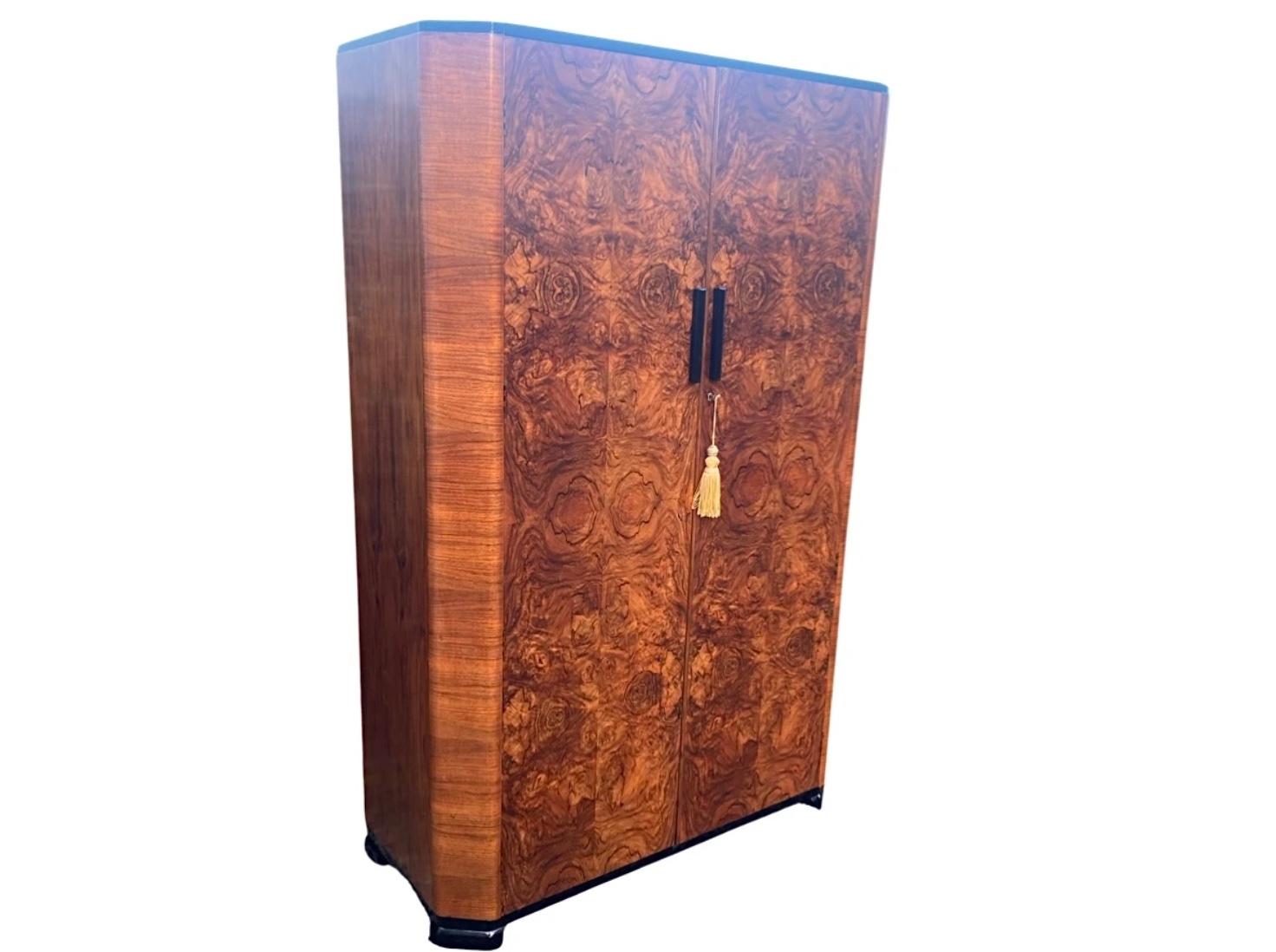 Here is an opportunity to acquire a wonderful burr walnut Art Deco wardrobe, in immaculate condition having recently been refurbished in our workshops. This wonderful example features 2 amazing burr walnut show wood doors flanked by broad canted
