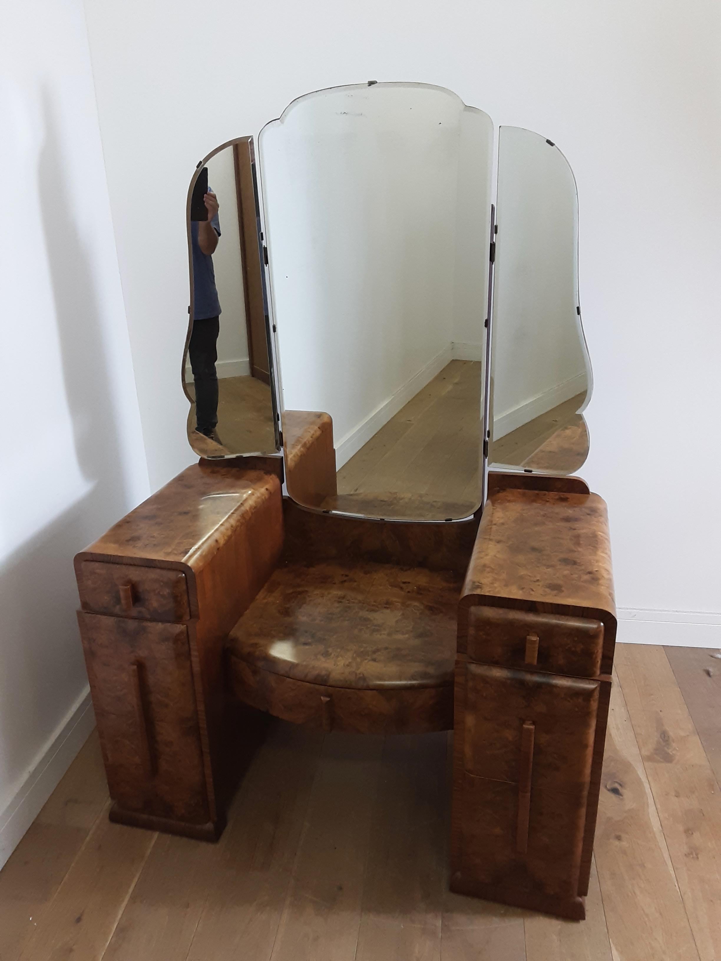 Art deco dressing table in a stunning figured walnut with cloud shape mirror, by Grange furnishing stores, London.
Dressing table is 160 cm H, 71 cm H at the sides, 47 cm H centre, 109 cm W
British, circa 1930.