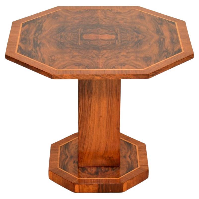 Tavolino occasionale / tavolino da caffè in radica di noce Art Deco, elegante e di ottima fattura. Questo modello è stato prodotto in Inghilterra e risale agli anni '1930.

La qualità è fantastica, con un bellissimo piano ottagonale in radica di