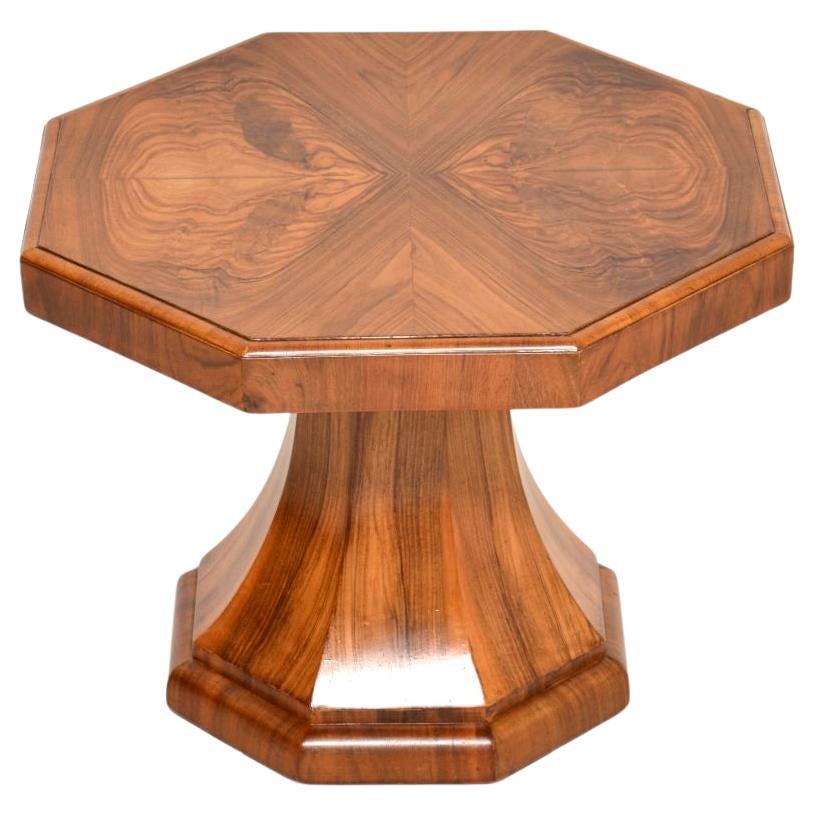 Table d
appoint / table basse Art Déco en ronce de noyer en vente