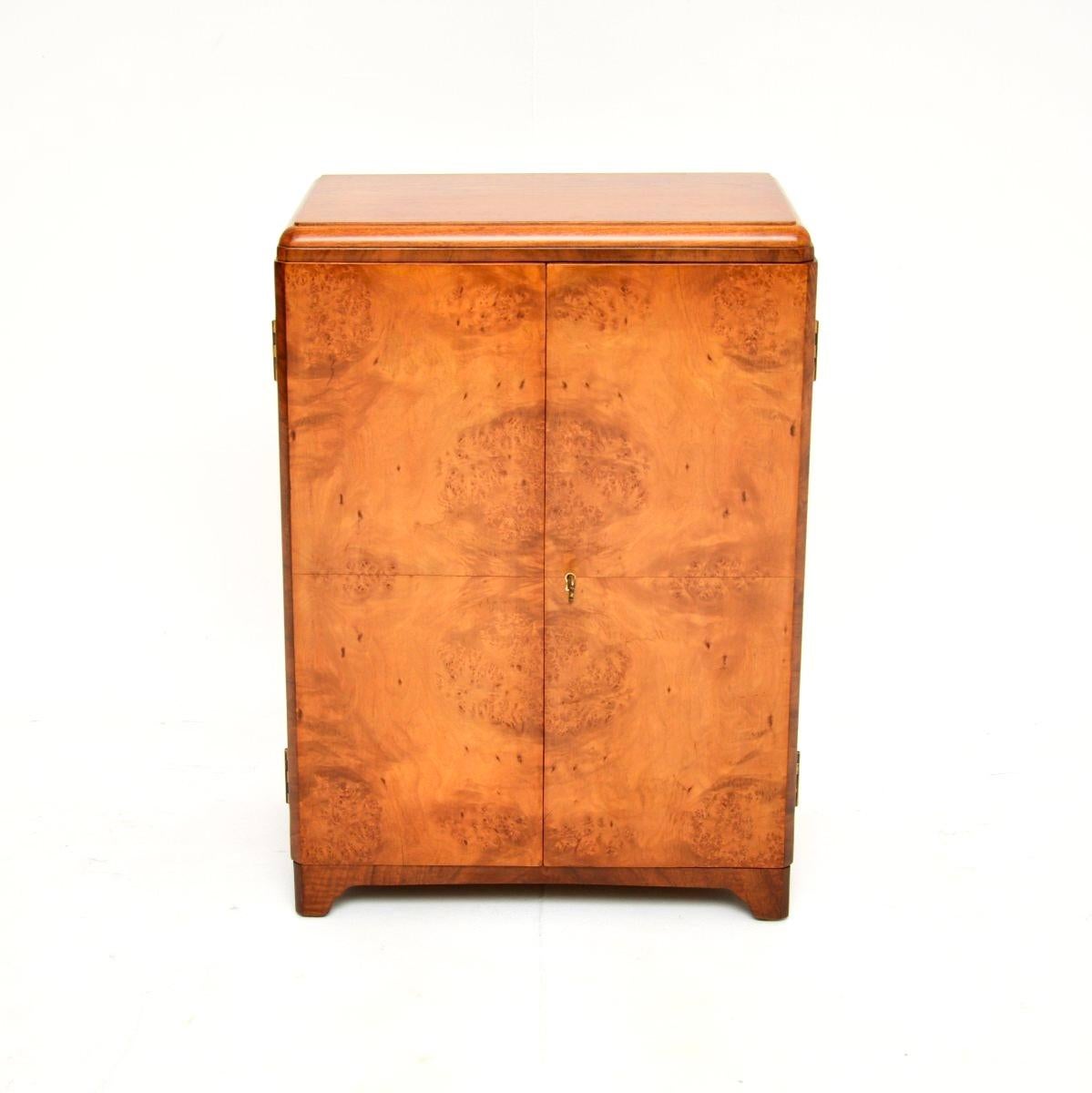 Petit meuble d'appoint en ronce de noyer de style Art déco. Il a été fabriqué en Angleterre, il date des années 1930.

La qualité est exceptionnelle. Il s'agit d'une pièce extrêmement bien fabriquée, avec de superbes placages de ronce de noyer sur