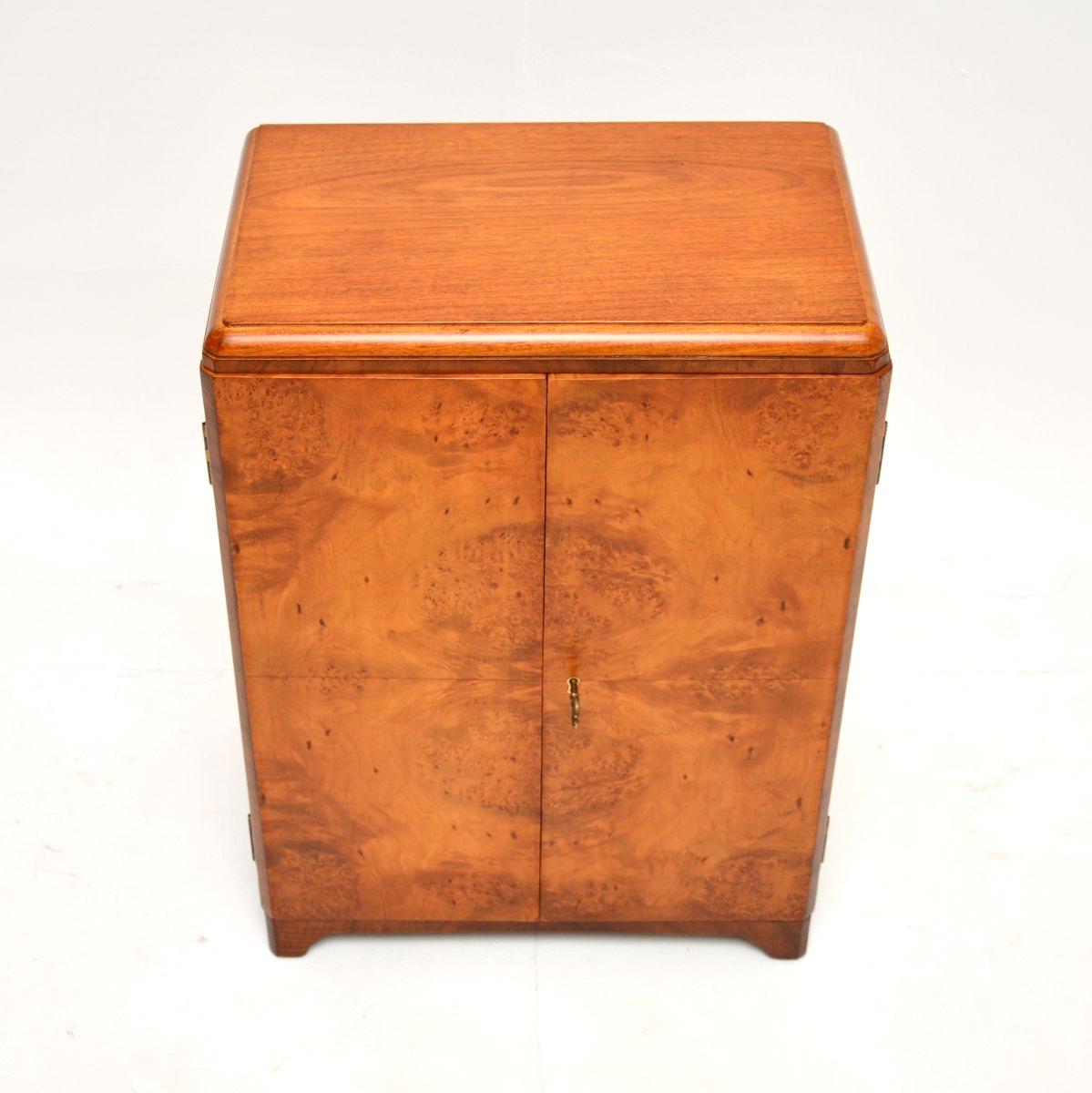 Noyer Meuble d'appoint Art Déco en ronce de noyer en vente