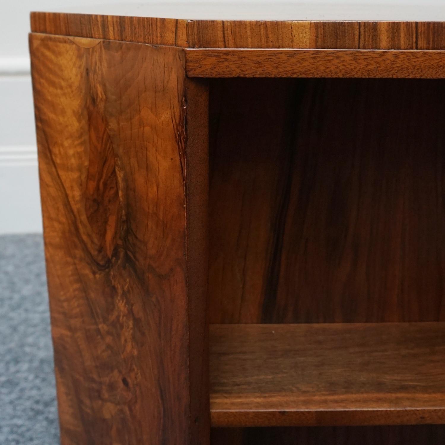 Art Deco Burr Walnut Side Table by Heal's of London Circa 1935 In Excellent Condition In Forest Row, East Sussex