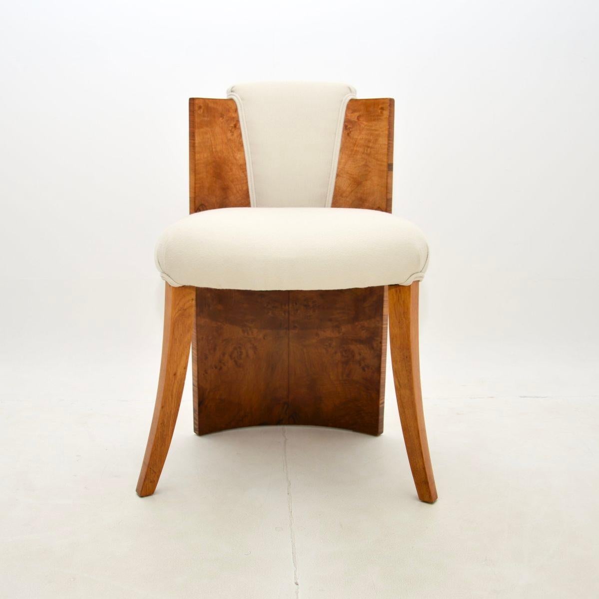 Magnifique tabouret Art Déco en ronce de noyer, fabriqué en Angleterre et datant des années 1930.

Il est de très bonne qualité et son design est magnifique. Il est parfait pour une utilisation sur une coiffeuse, ou dans divers autres contextes dans