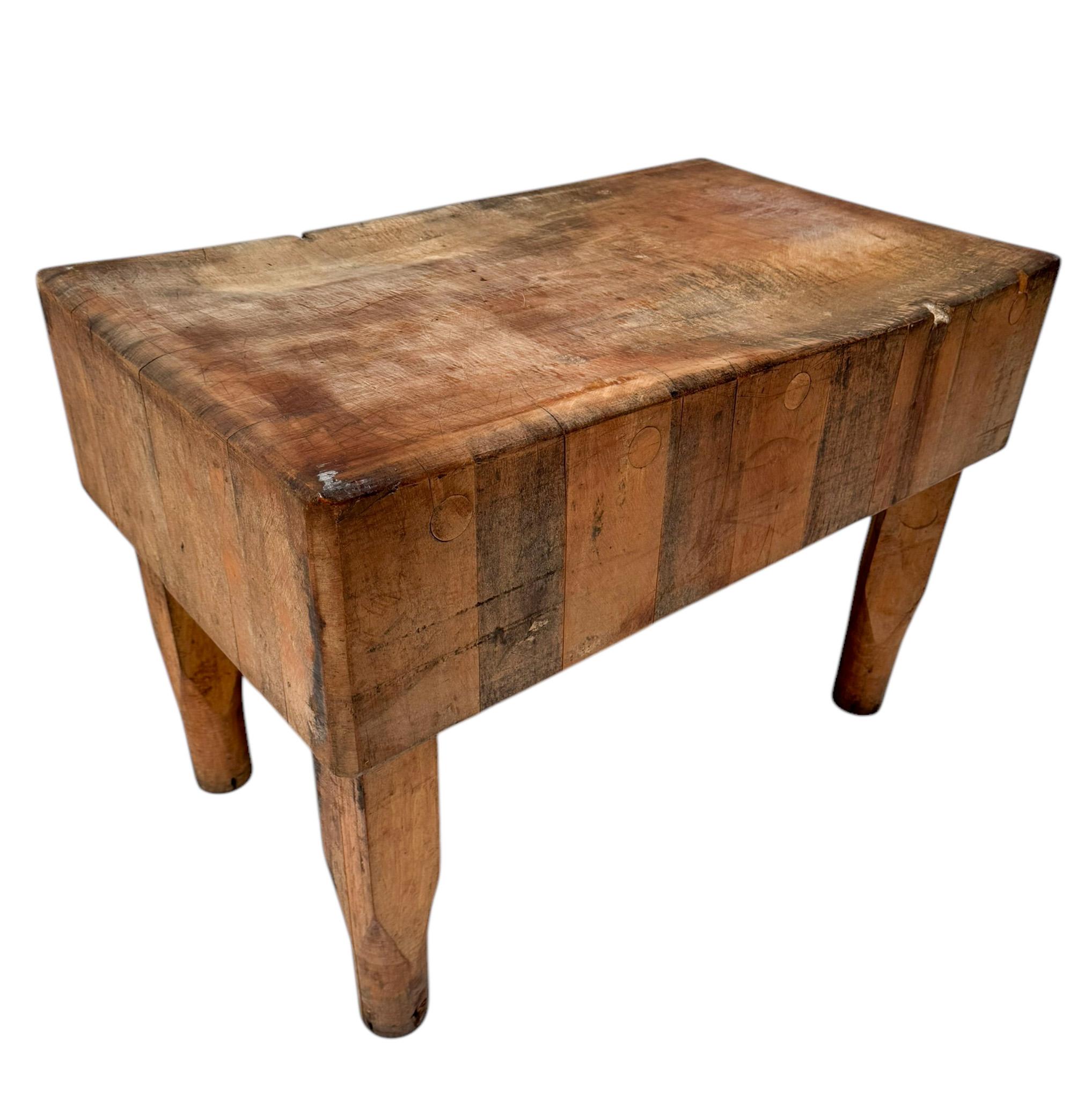 Atemberaubend eleganter Art-Deco-Metzgerblock-Tisch.
Auffälliges französisches Design aus den 1930er Jahren.
Massiver Buchenholzblock auf vier originellen, schön geformten Beinen.
Dieser wunderbare Art-Déco-Metzgerblock-Tisch ist in gutem