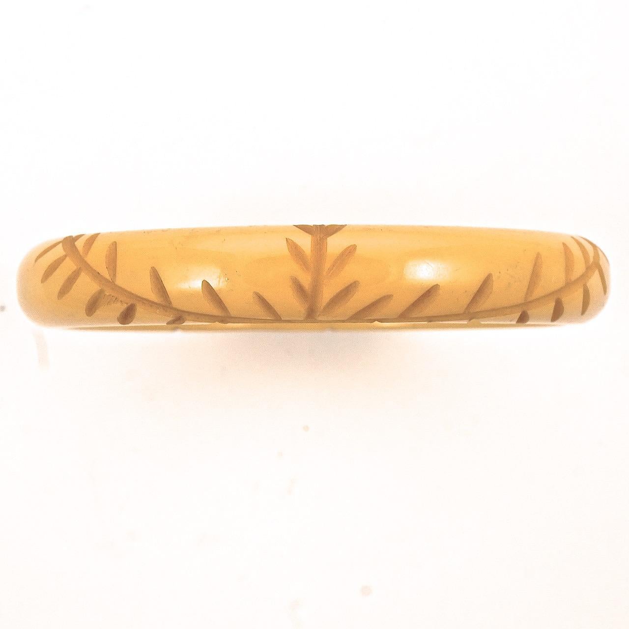 Bangle in bachelite Art Carved giallo foglie intagliate In condizioni buone in vendita a London, GB