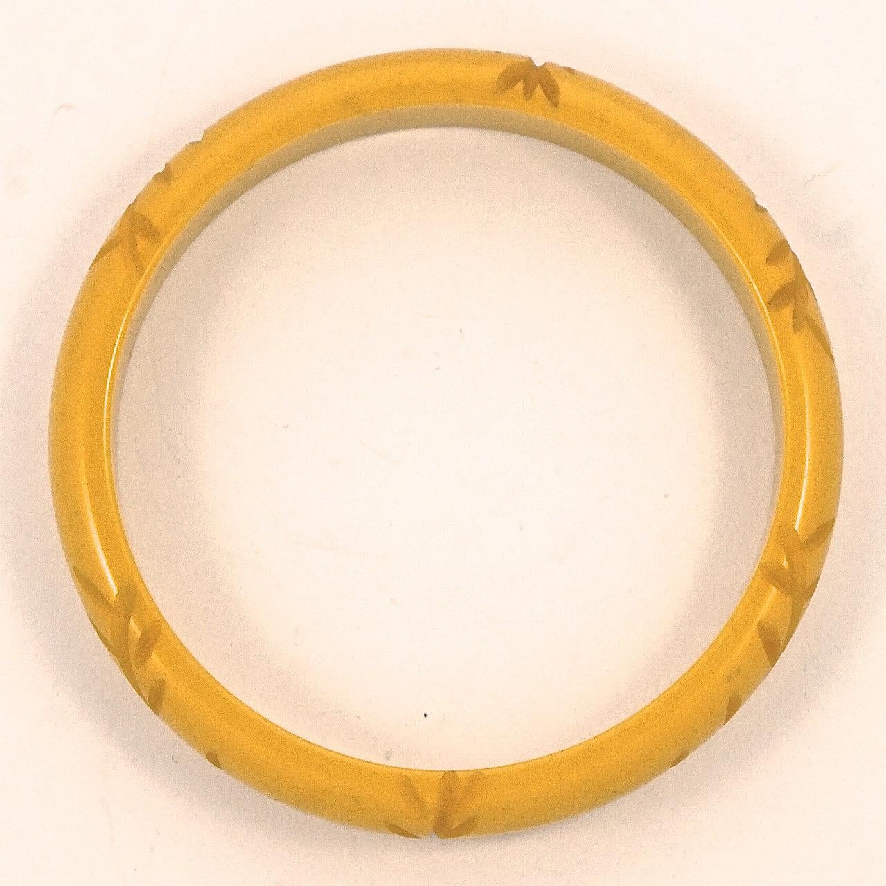 Bangle in bachelite Art Carved giallo foglie intagliate in vendita 1