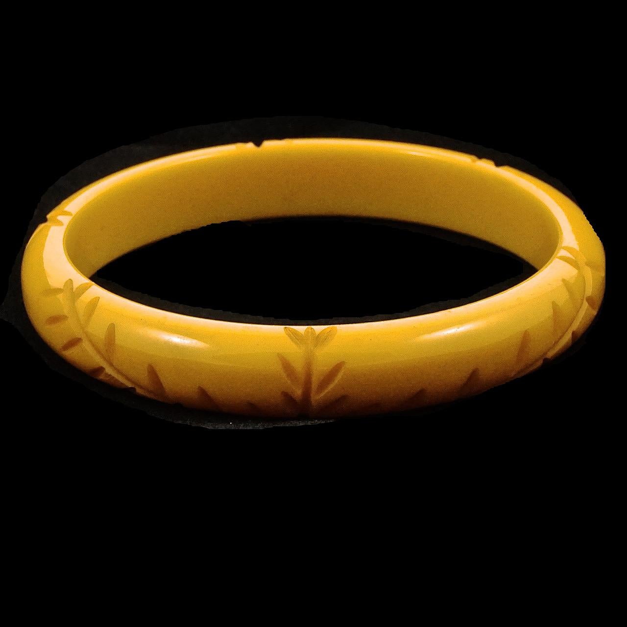 Art Deco Butterscotch Yellow Carved Leaves Bakelite Bangle In Good Condition For Sale In London, GB