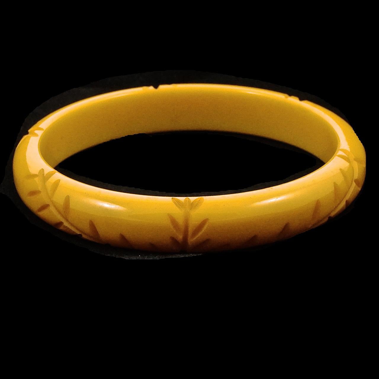 Bangle in bachelite Art Carved giallo foglie intagliate in vendita 2