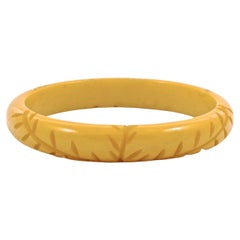 Retro Art Deco Butterscotch Yellow Carved Leaves Bakelite Bangle