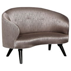 Art Deco Button zurück Love Seat w / Ebonized Walnuss Beine in gestreiften Bronze Seide